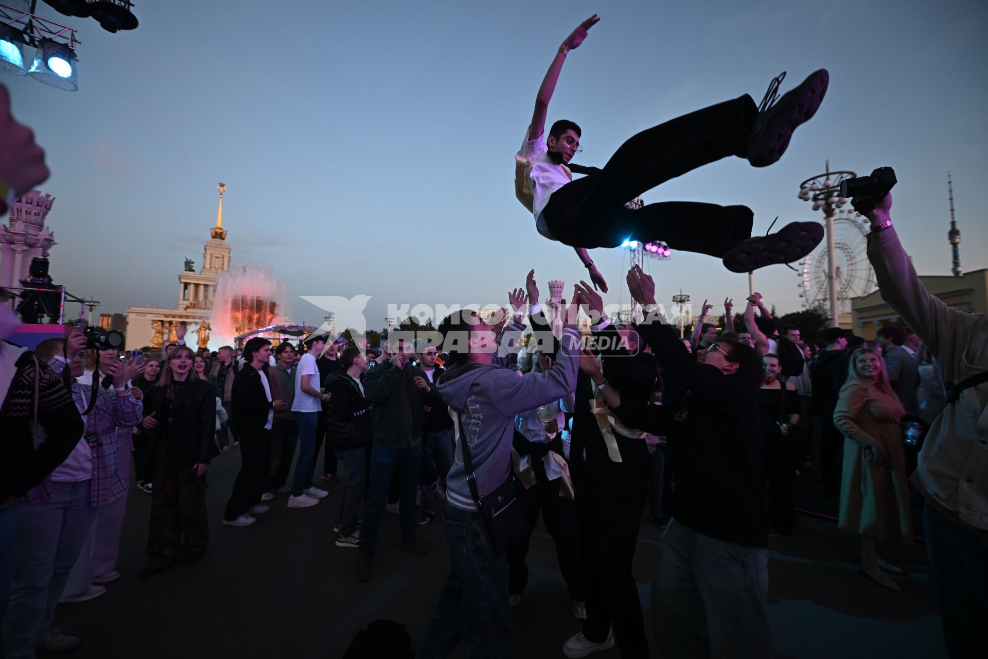 Московский выпускной - 2025. Код поколения\" на ВДНХ