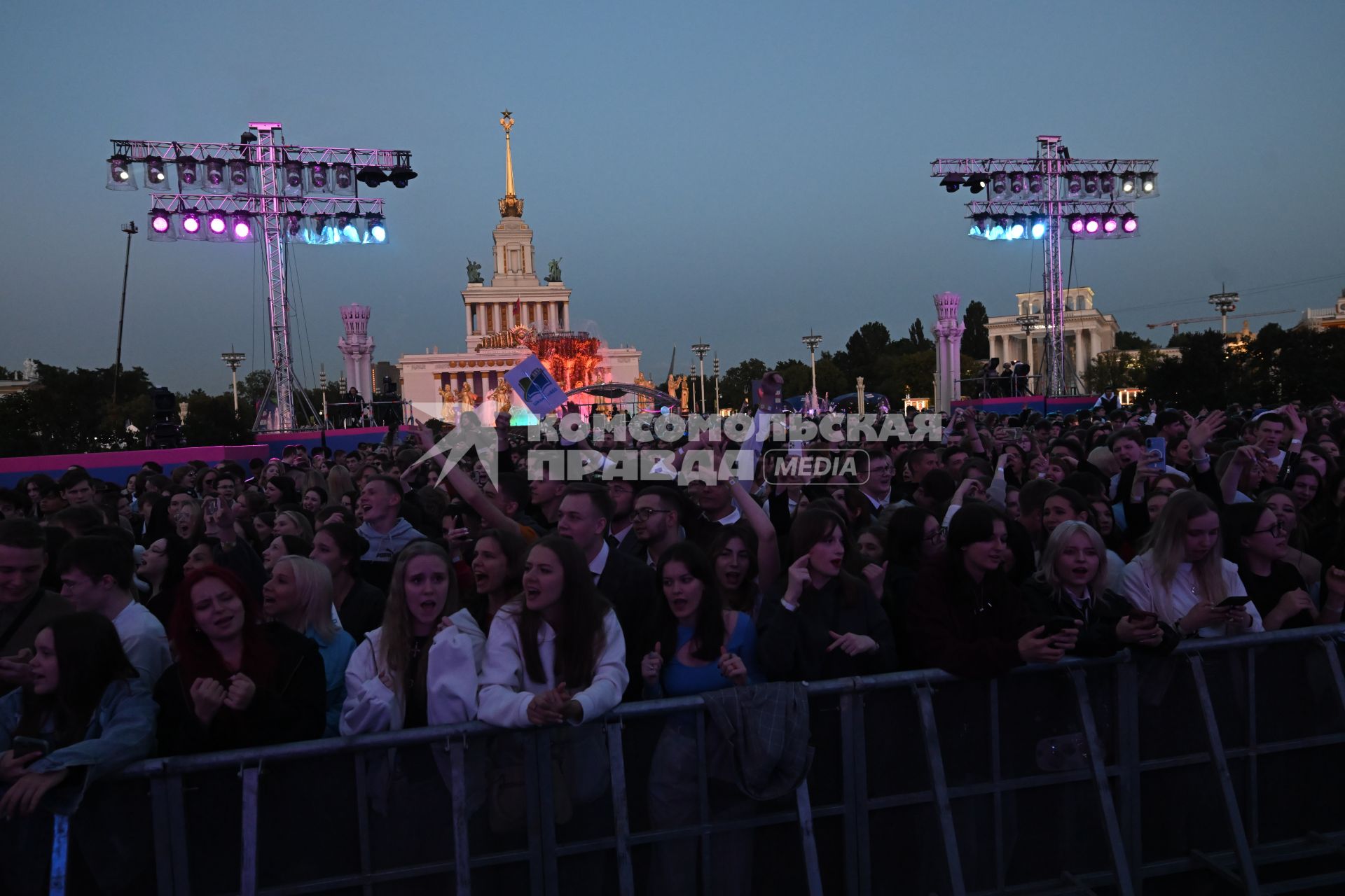 Московский выпускной - 2025. Код поколения\" на ВДНХ