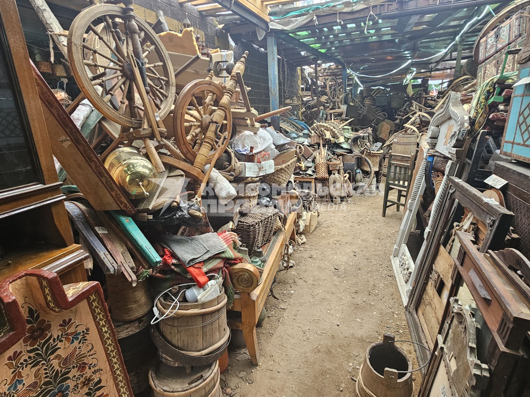 Склад старинных вещей