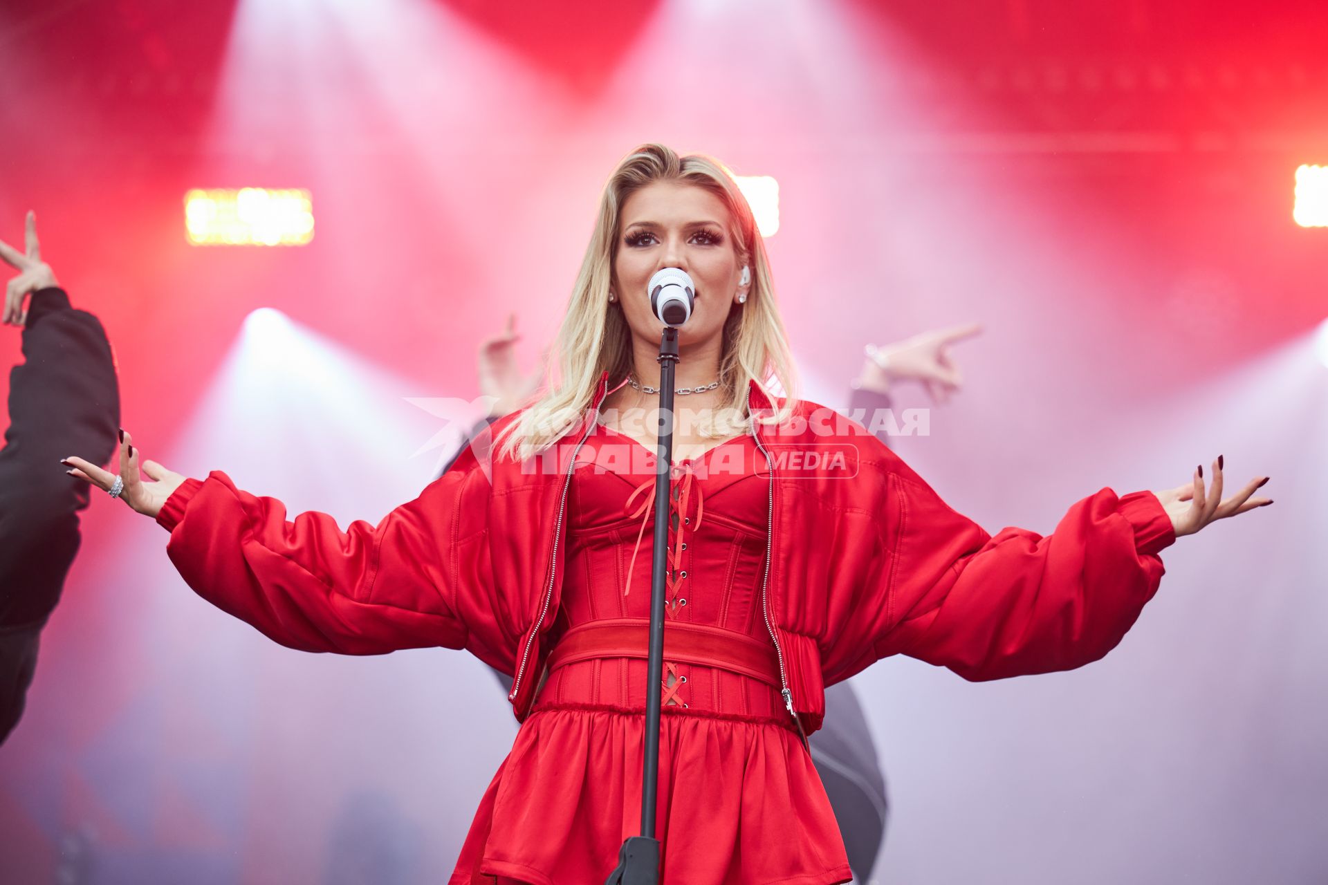 Певица Люся Чеботина во время концерта в Перми