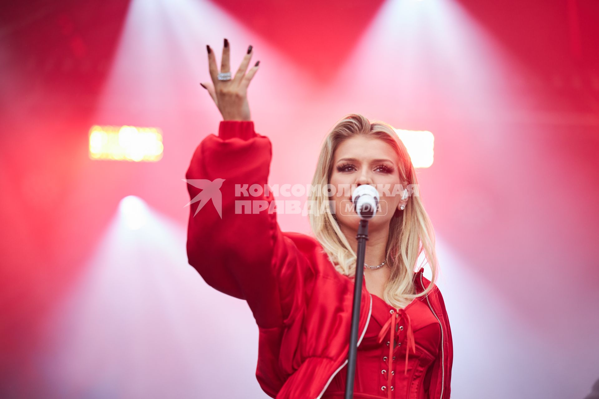 Певица Люся Чеботина во время концерта в Перми
