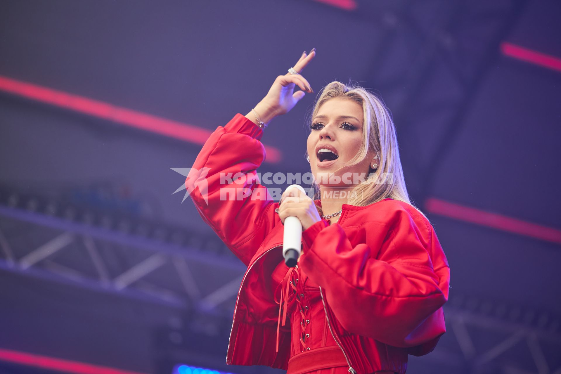 Певица Люся Чеботина во время концерта в Перми