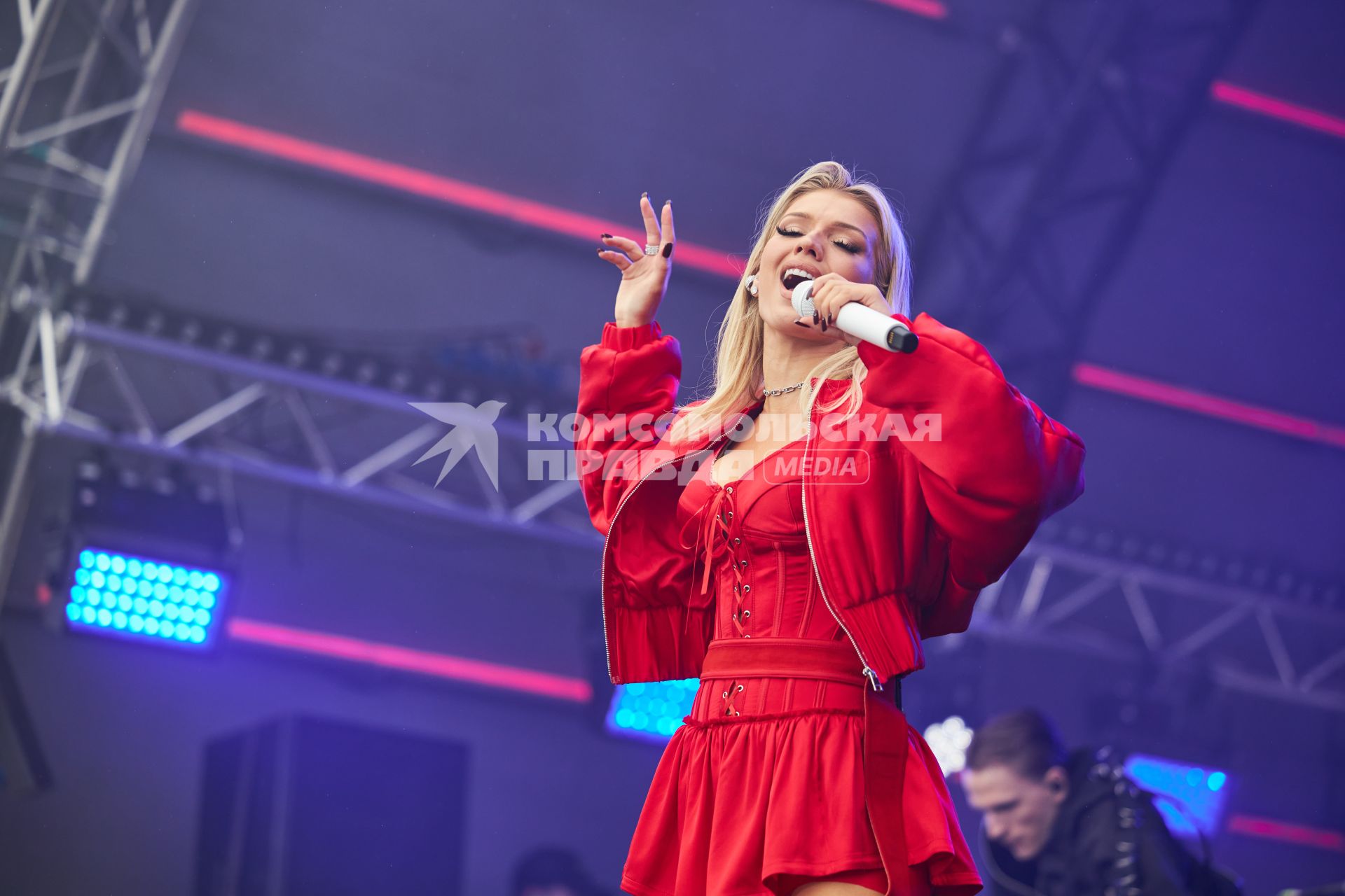 Певица Люся Чеботина во время концерта в Перми