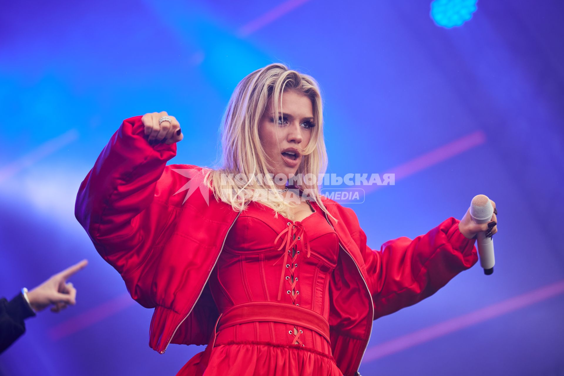 Певица Люся Чеботина во время концерта в Перми