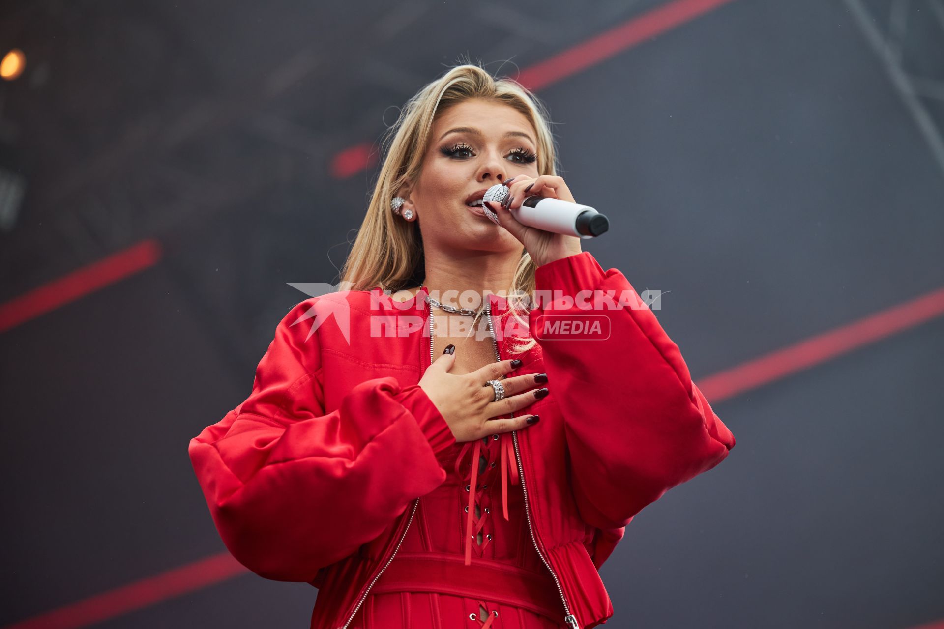 Певица Люся Чеботина во время концерта в Перми