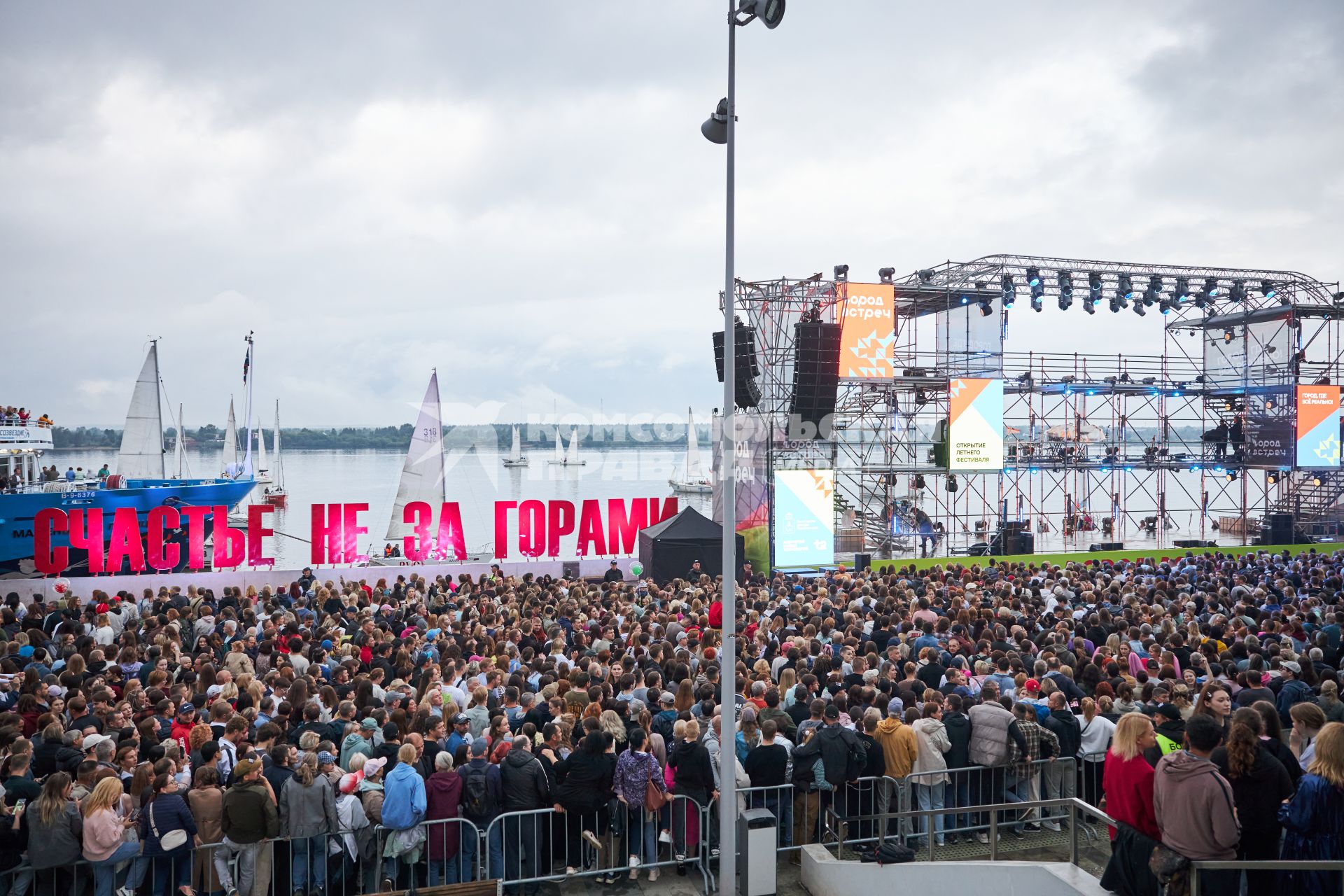 Певица Ева Польна во время концерта в Перми