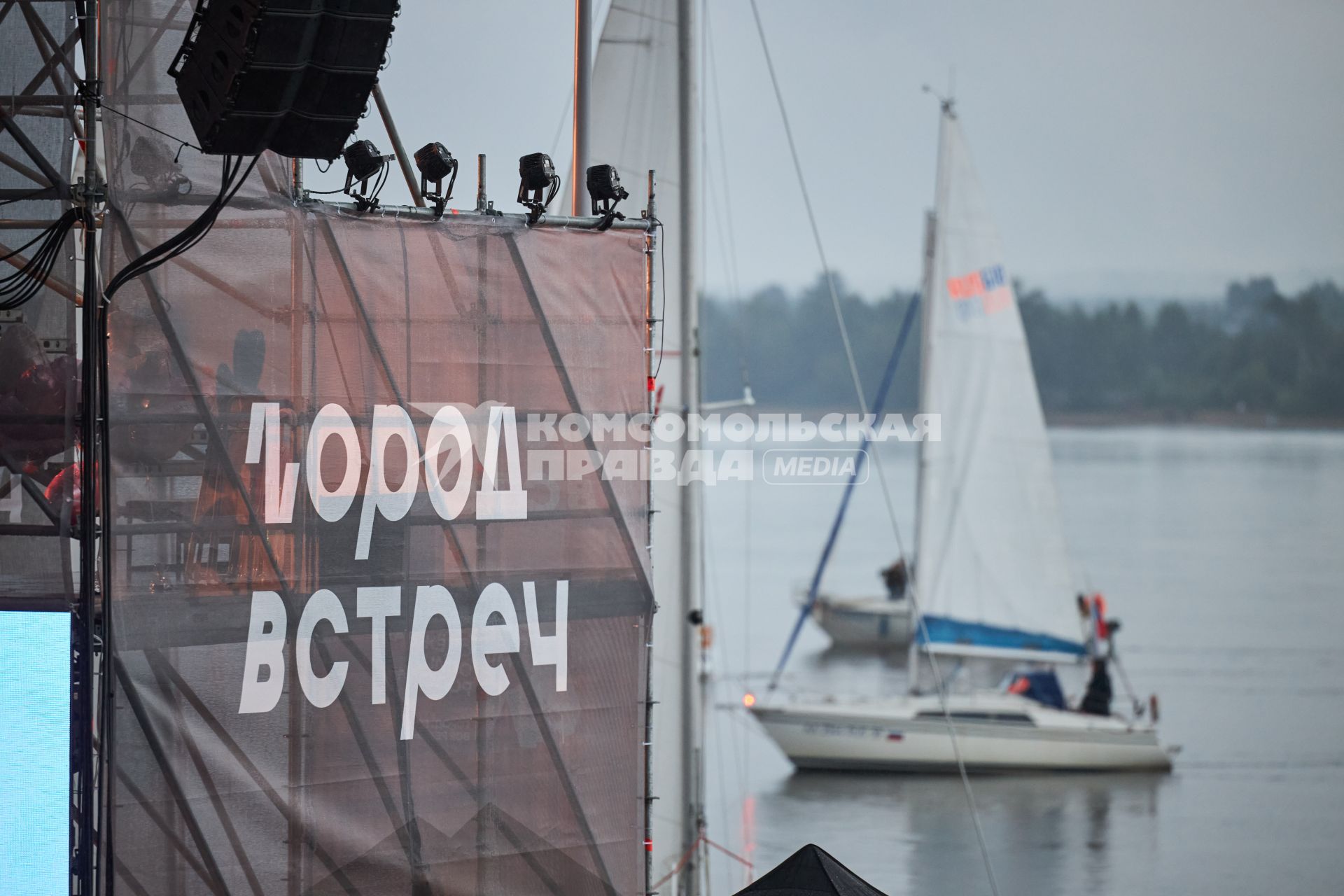 Певица Ева Польна во время концерта в Перми