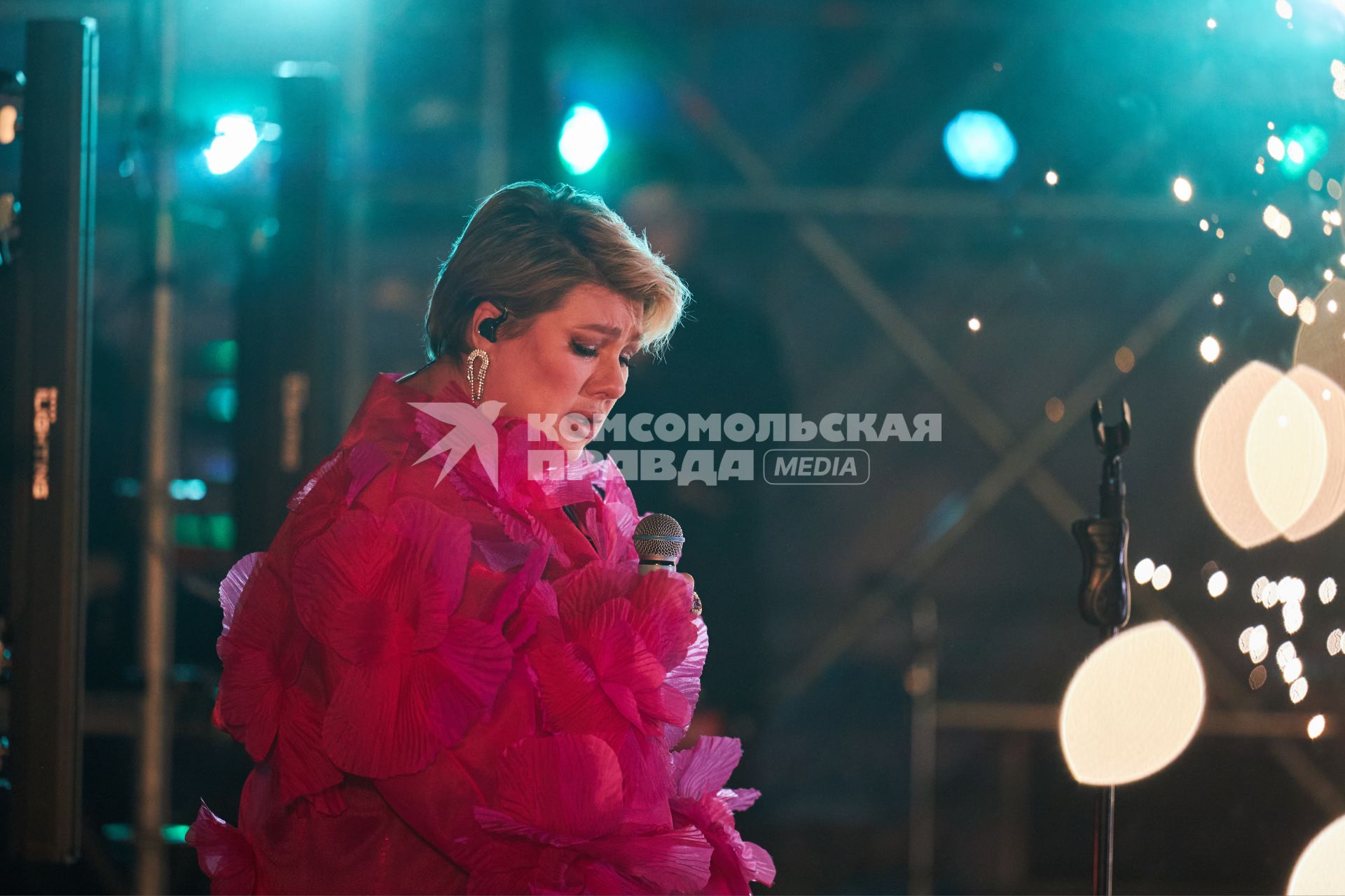 Певица Ева Польна во время концерта в Перми