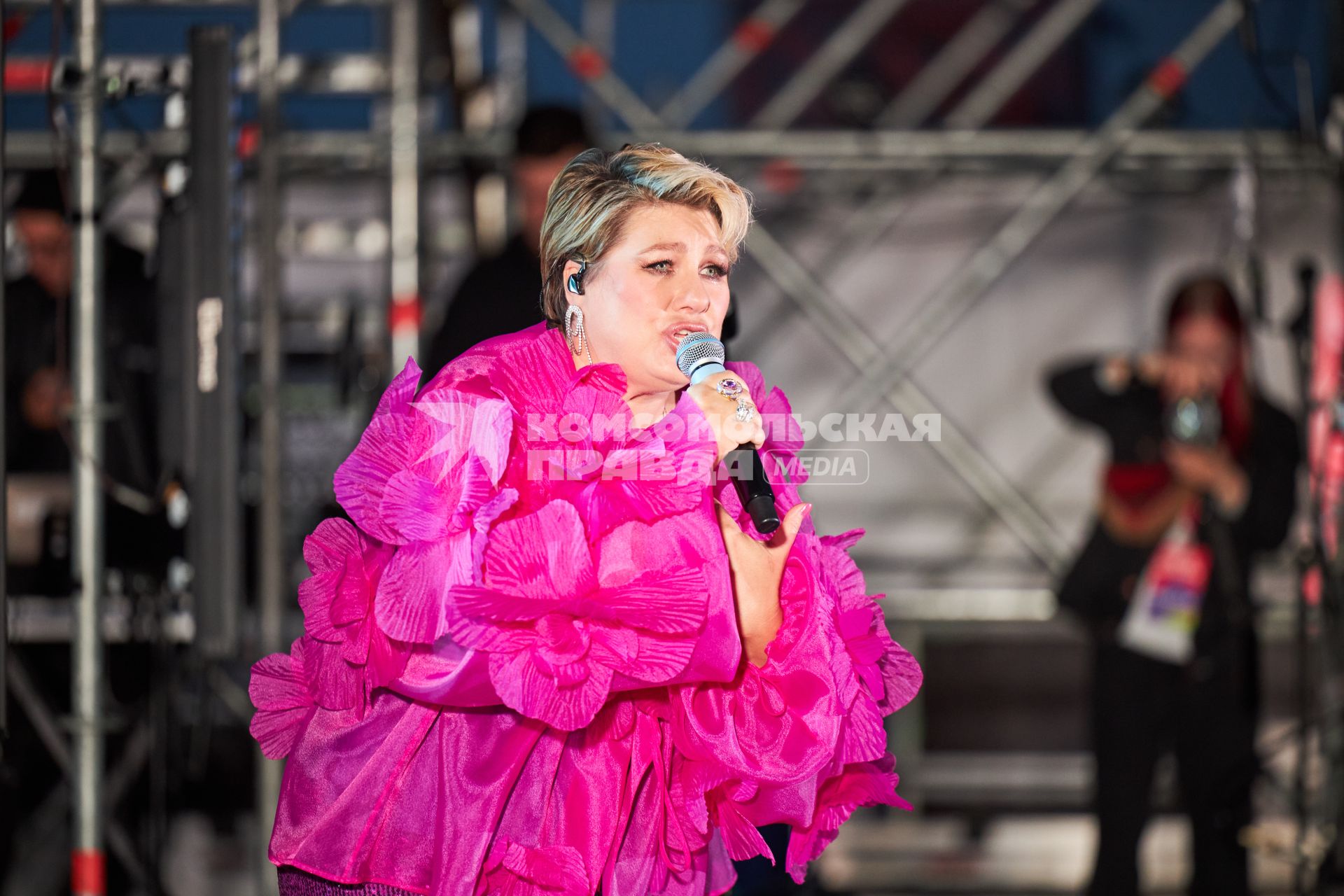 Певица Ева Польна во время концерта в Перми