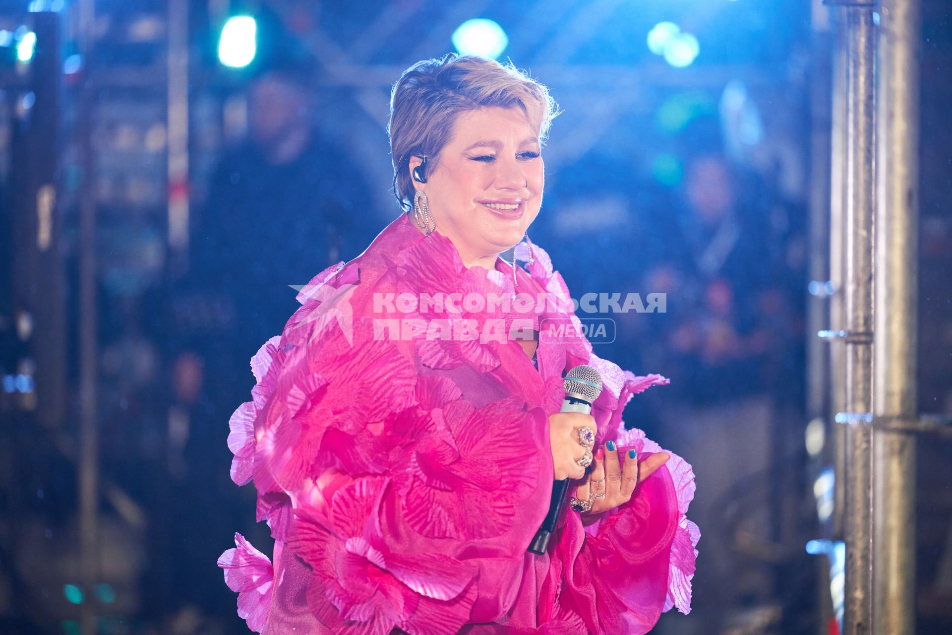 Певица Ева Польна во время концерта в Перми