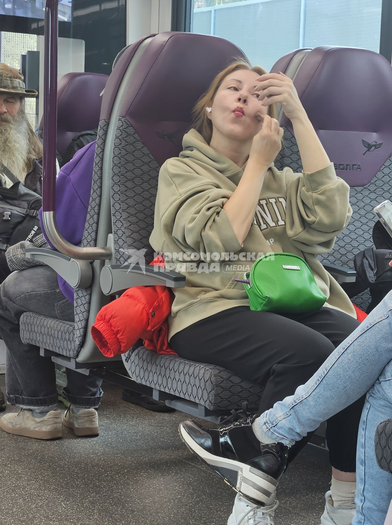 Пассажиры в электричке
