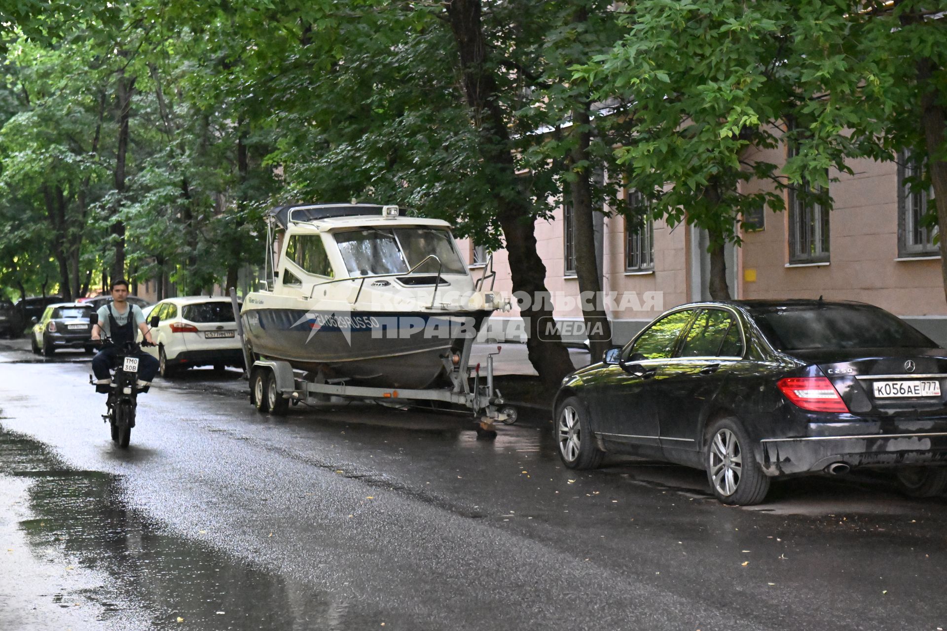 Катер во дворе