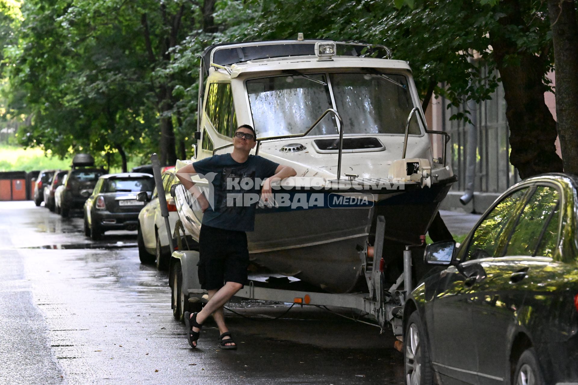 Катер во дворе