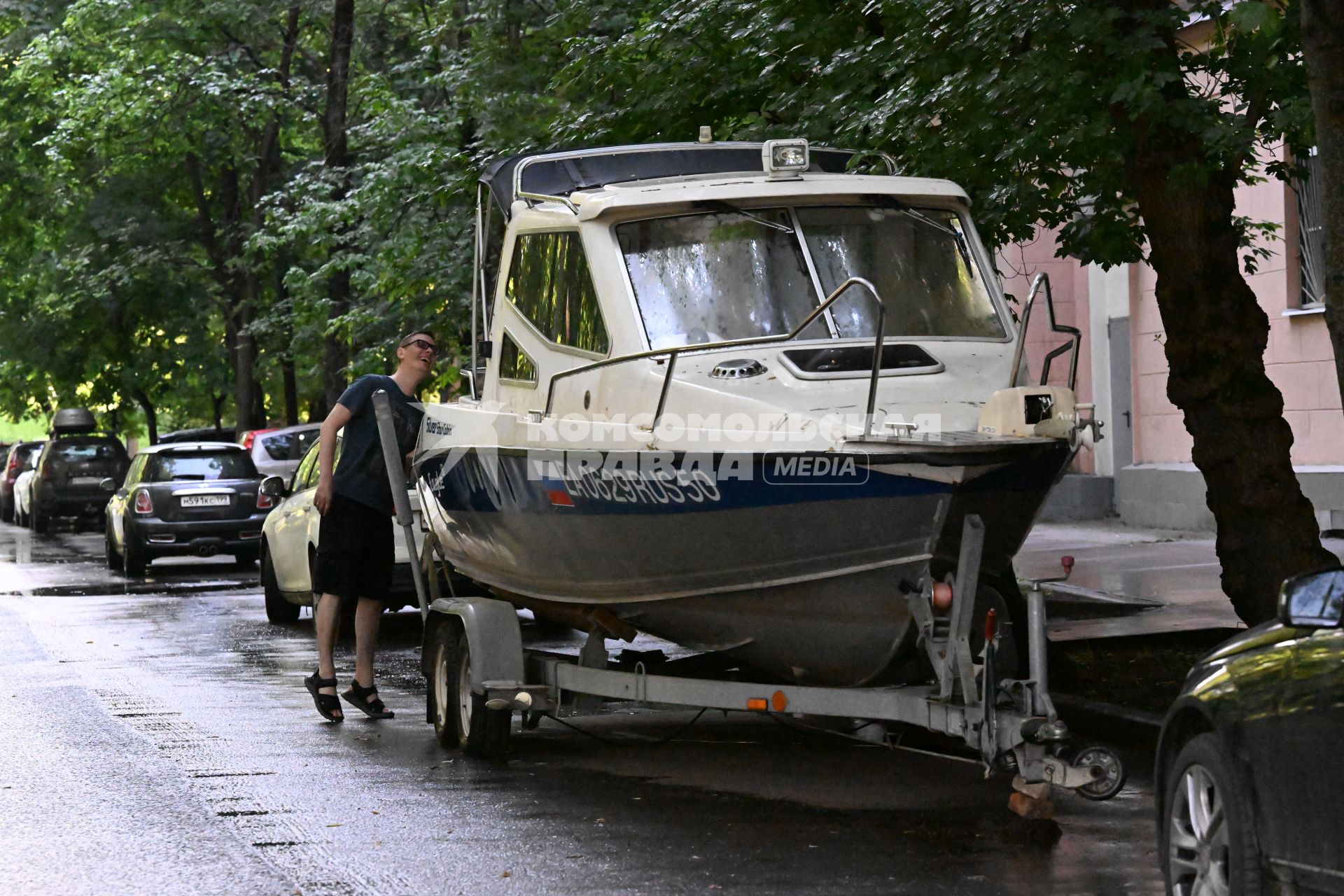 Катер во дворе