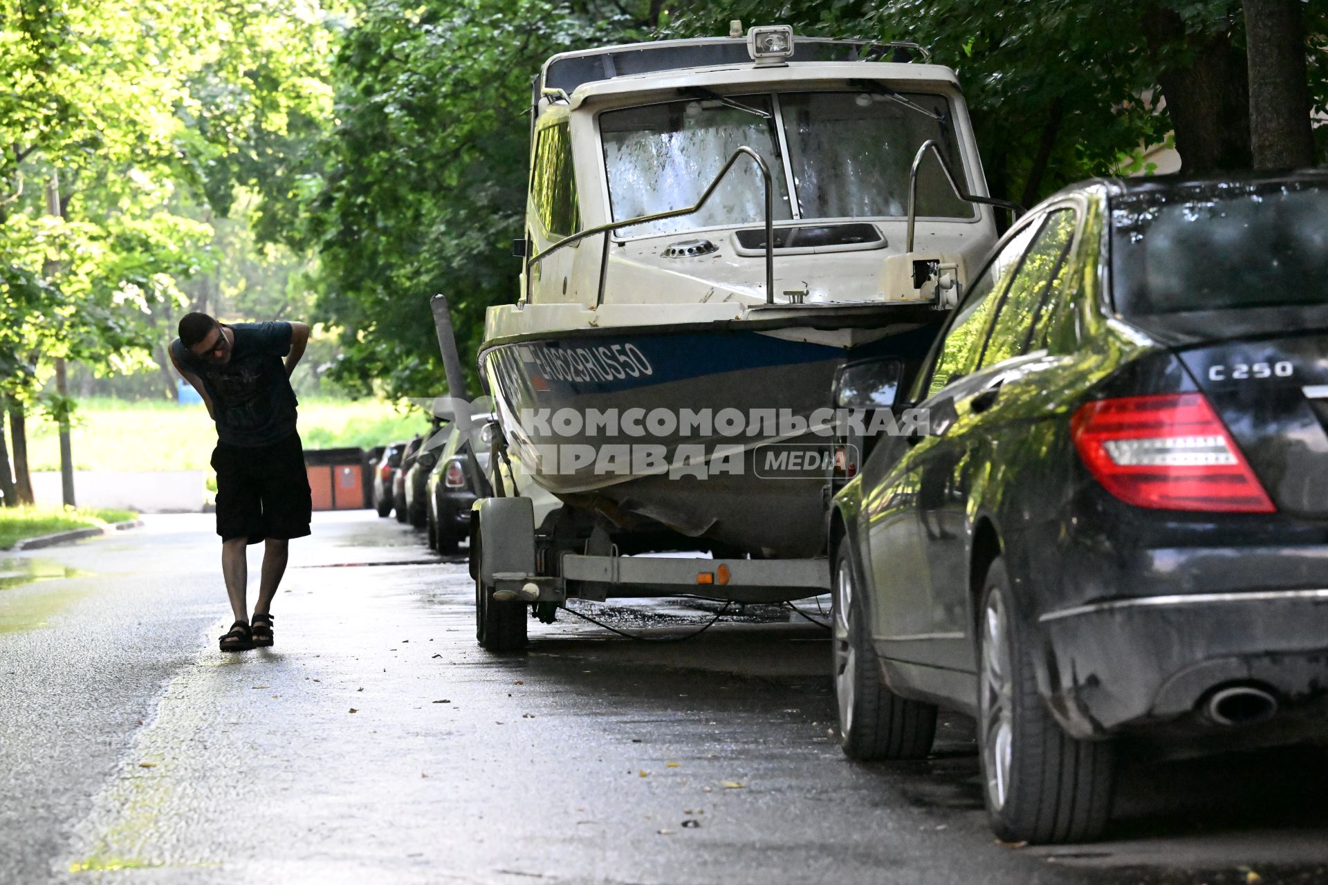 Катер во дворе
