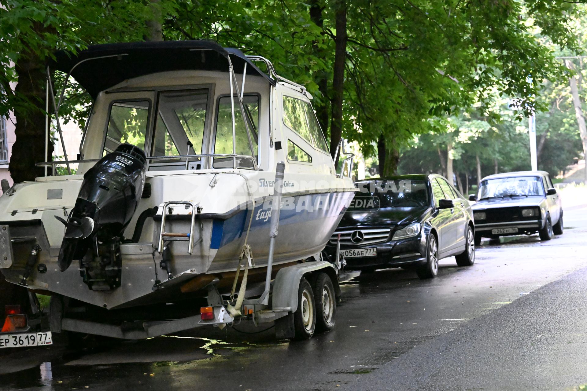 Катер во дворе