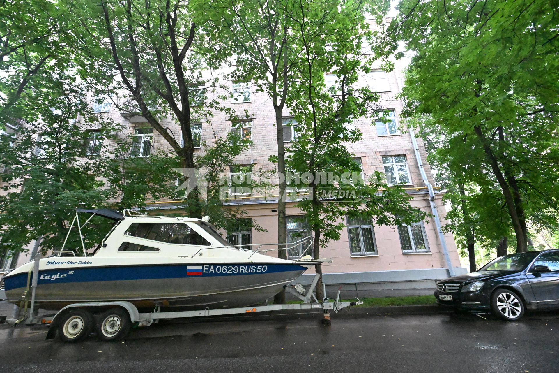 Катер во дворе