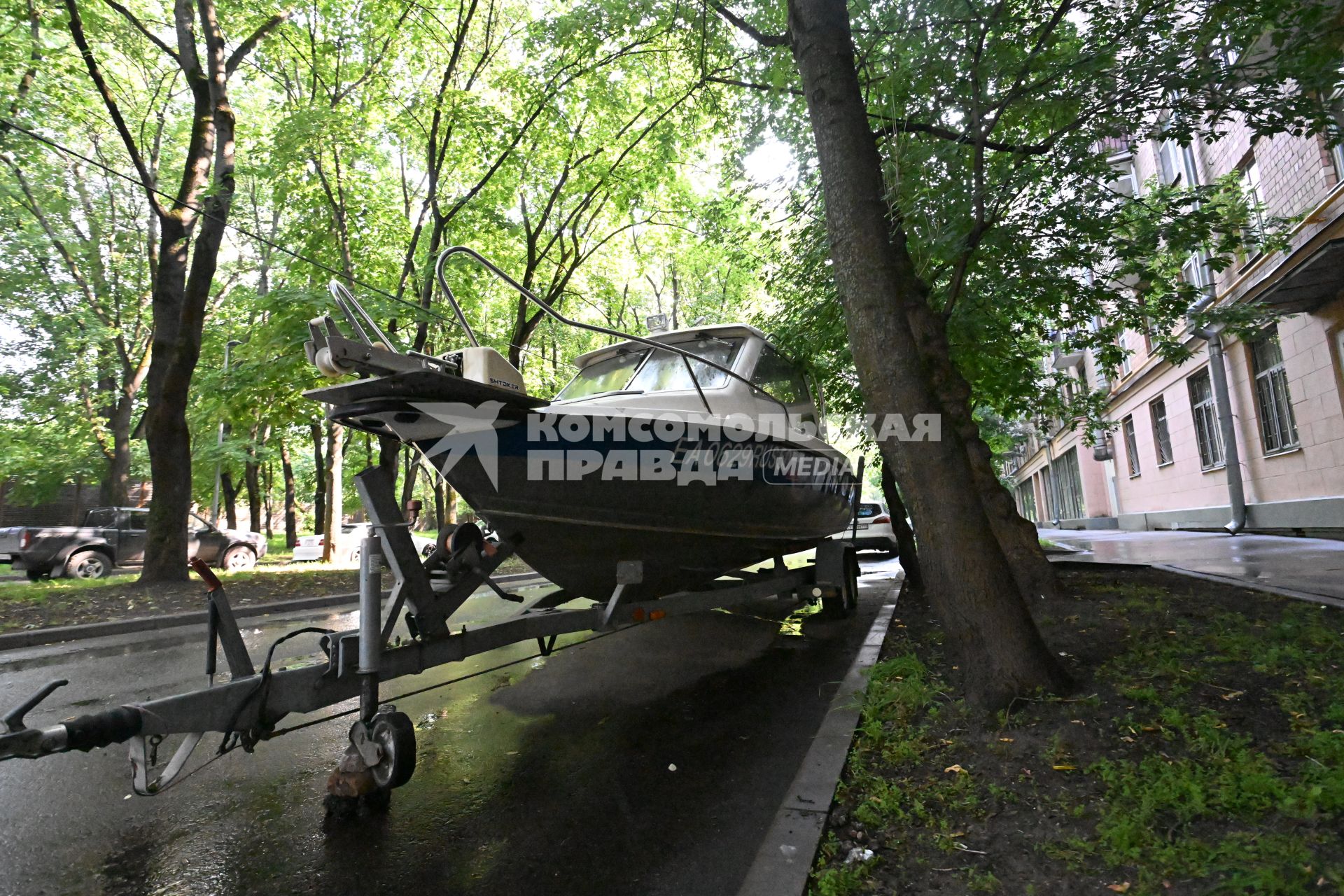 Катер во дворе