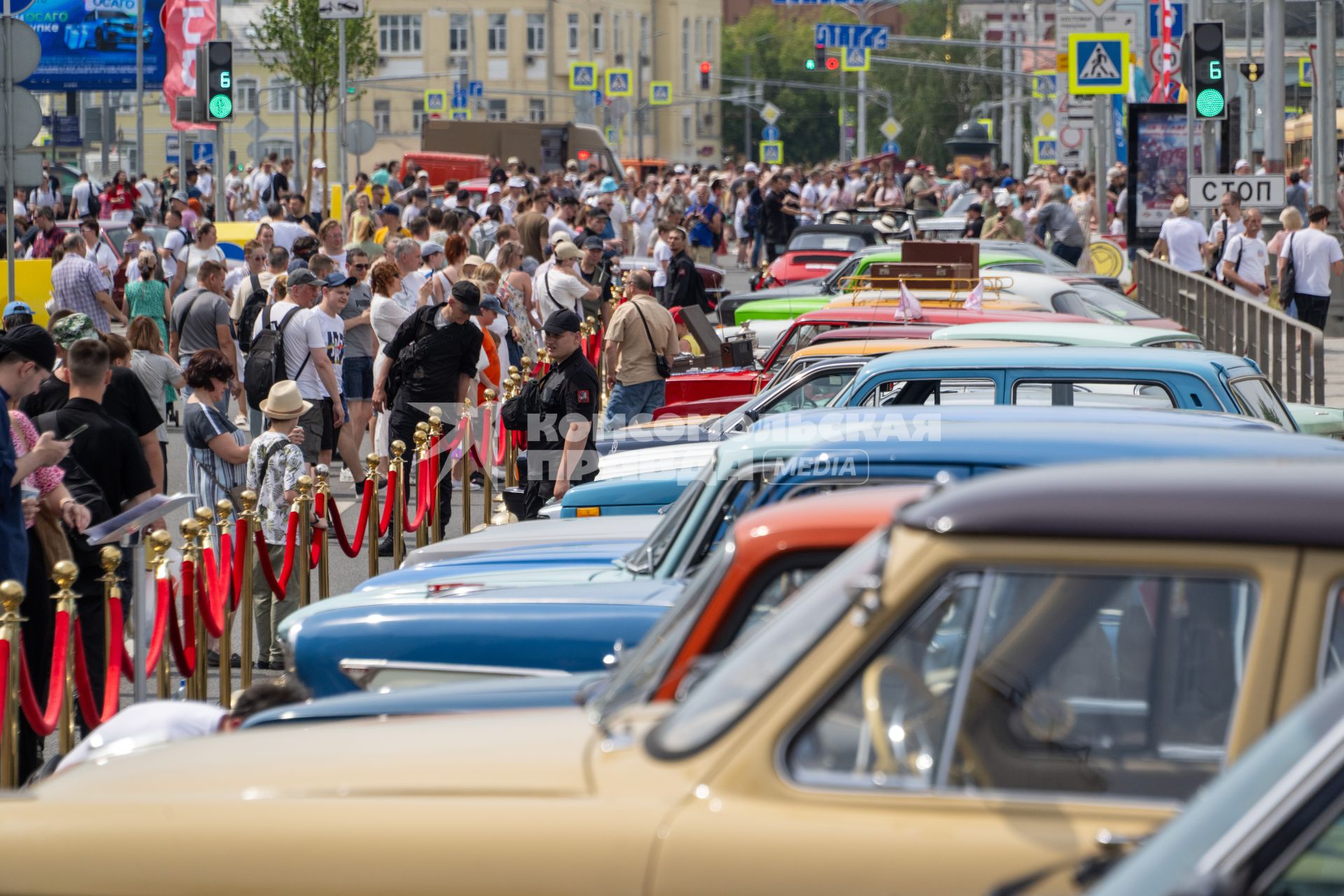 Парад исторического транспорта в Москве