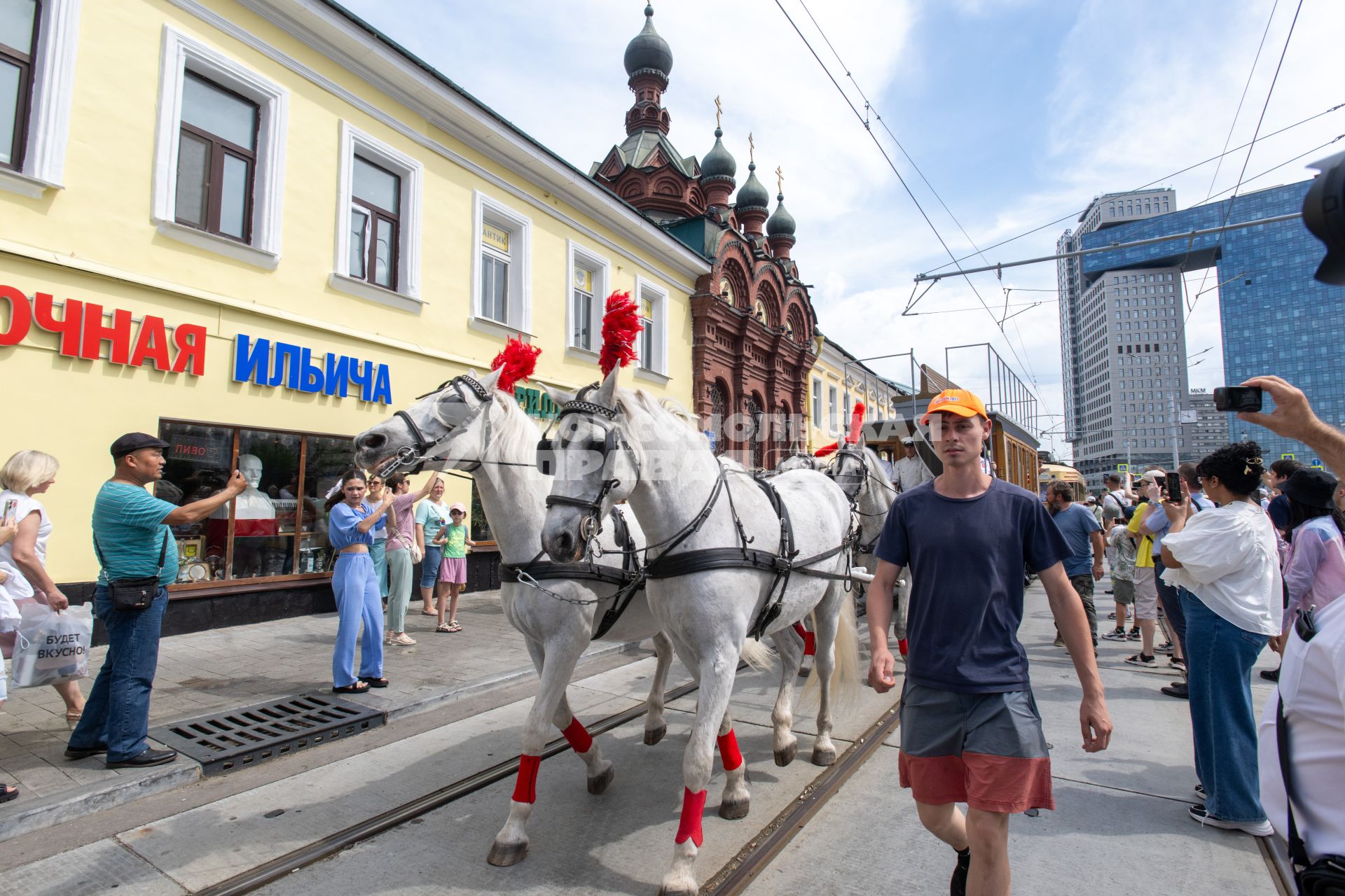 Парад исторического транспорта в Москве