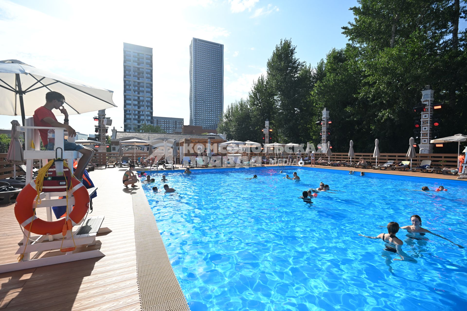 Отдых в городе у  открытого бассейна