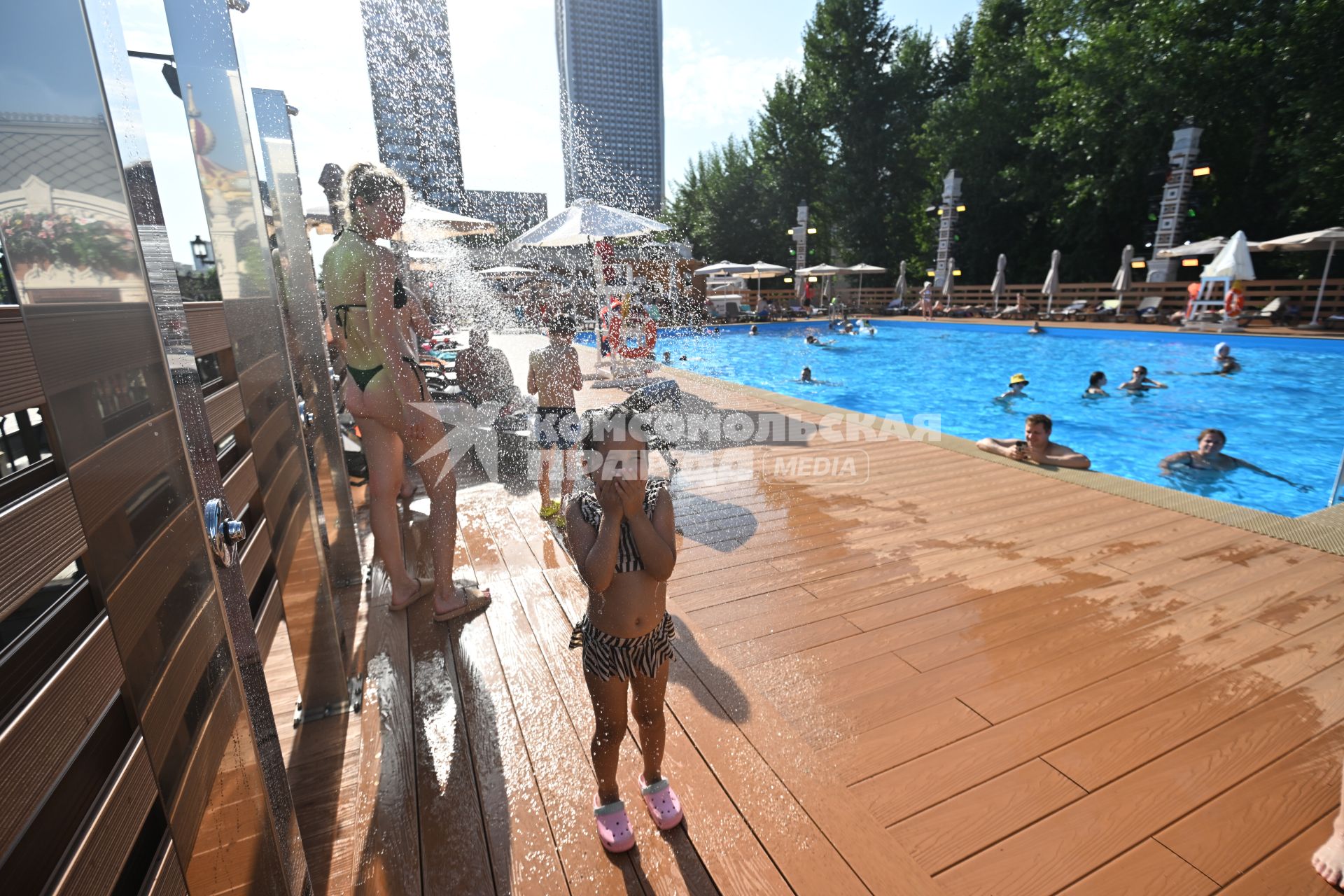 Отдых в городе у  открытого бассейна