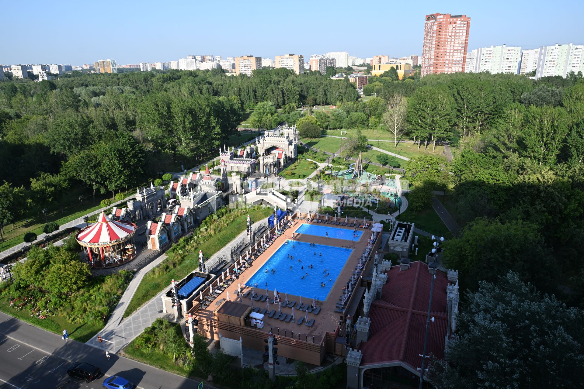 Отдых в городе у  открытого бассейна
