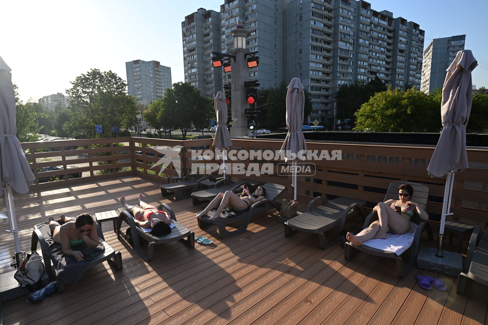 Отдых в городе у  открытого бассейна