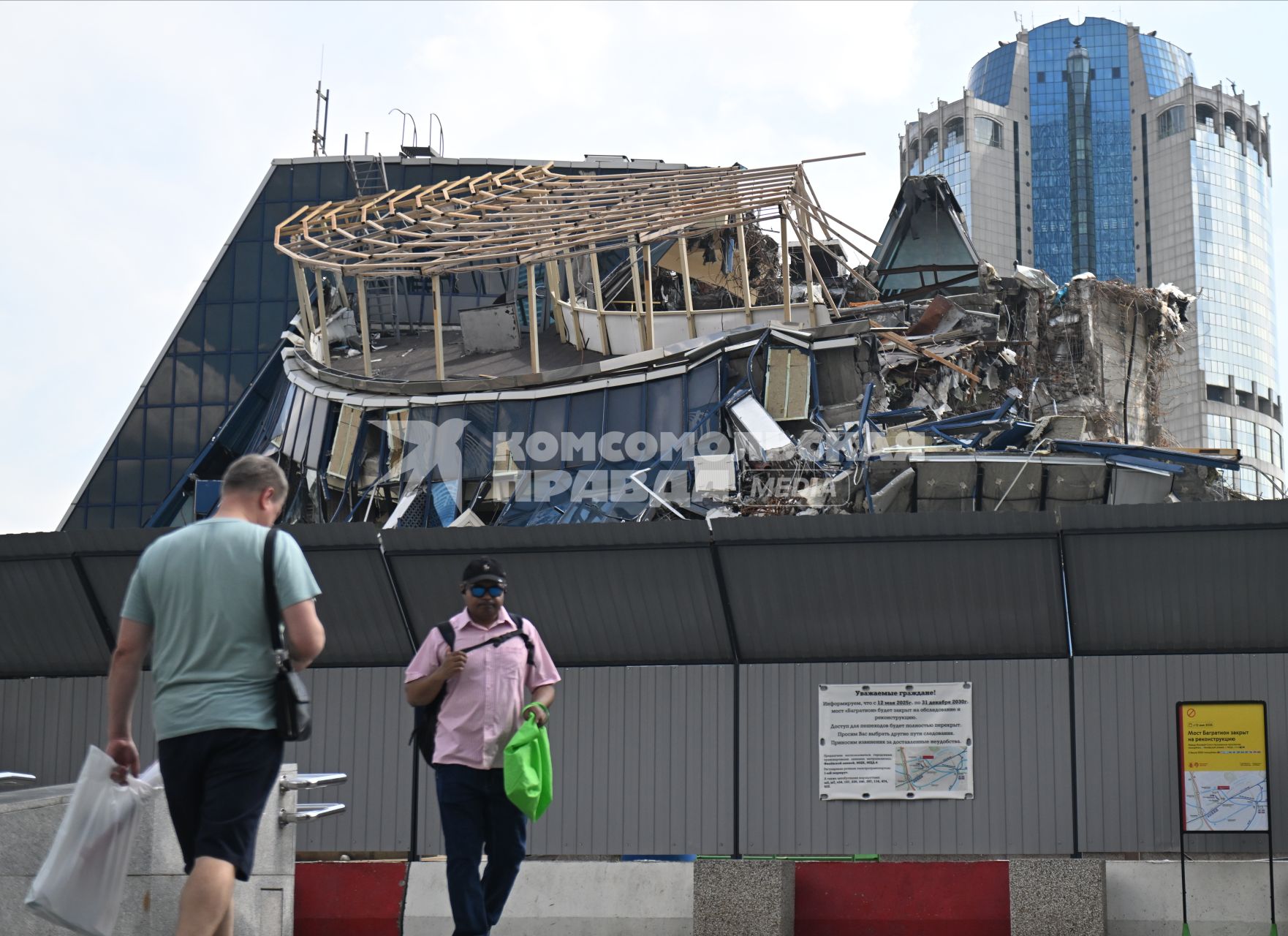 Демонтаж вестибюля моста \"Багратион\" в Москве