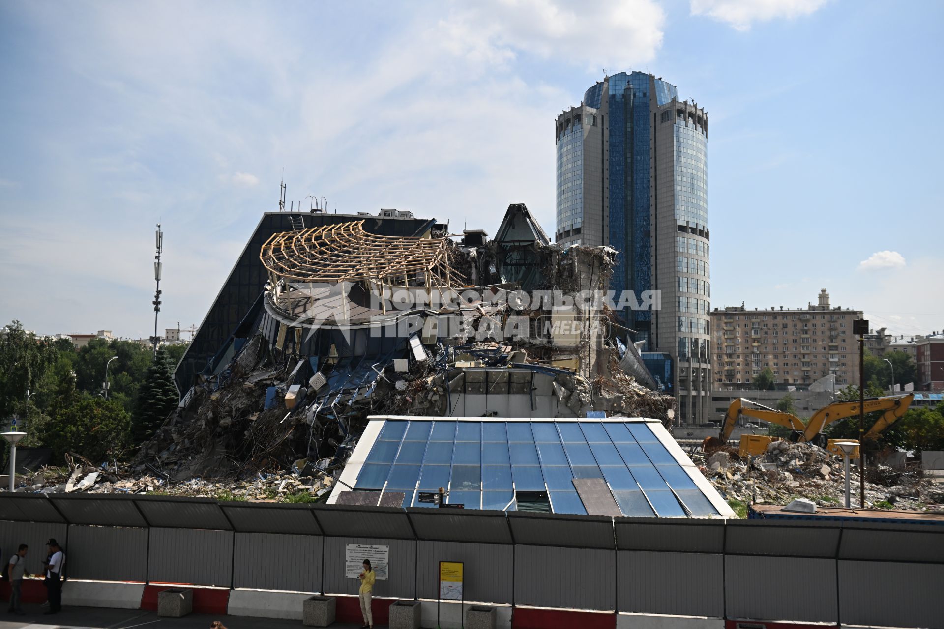 Демонтаж вестибюля моста \"Багратион\" в Москве