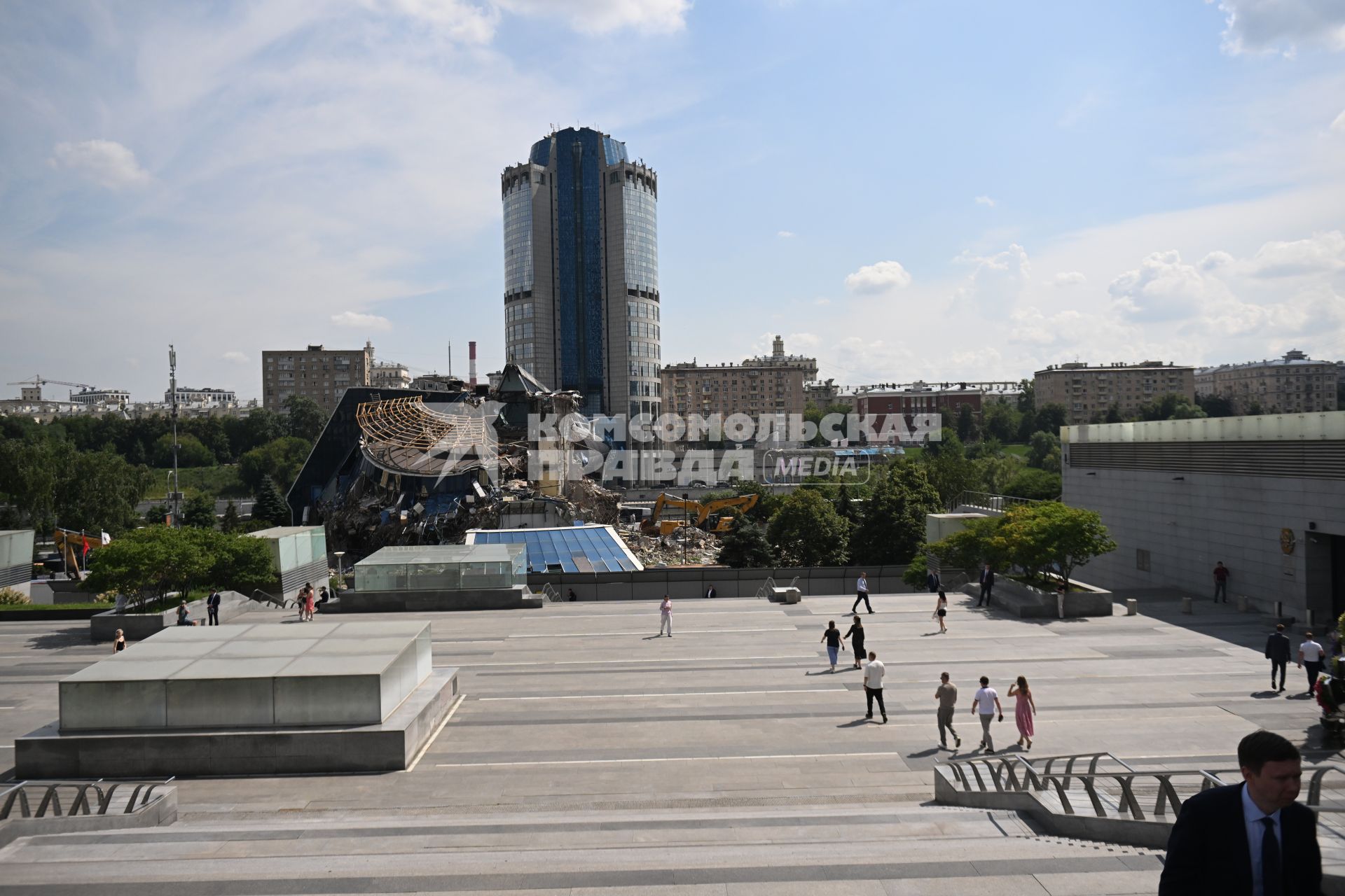 Демонтаж вестибюля моста \"Багратион\" в Москве
