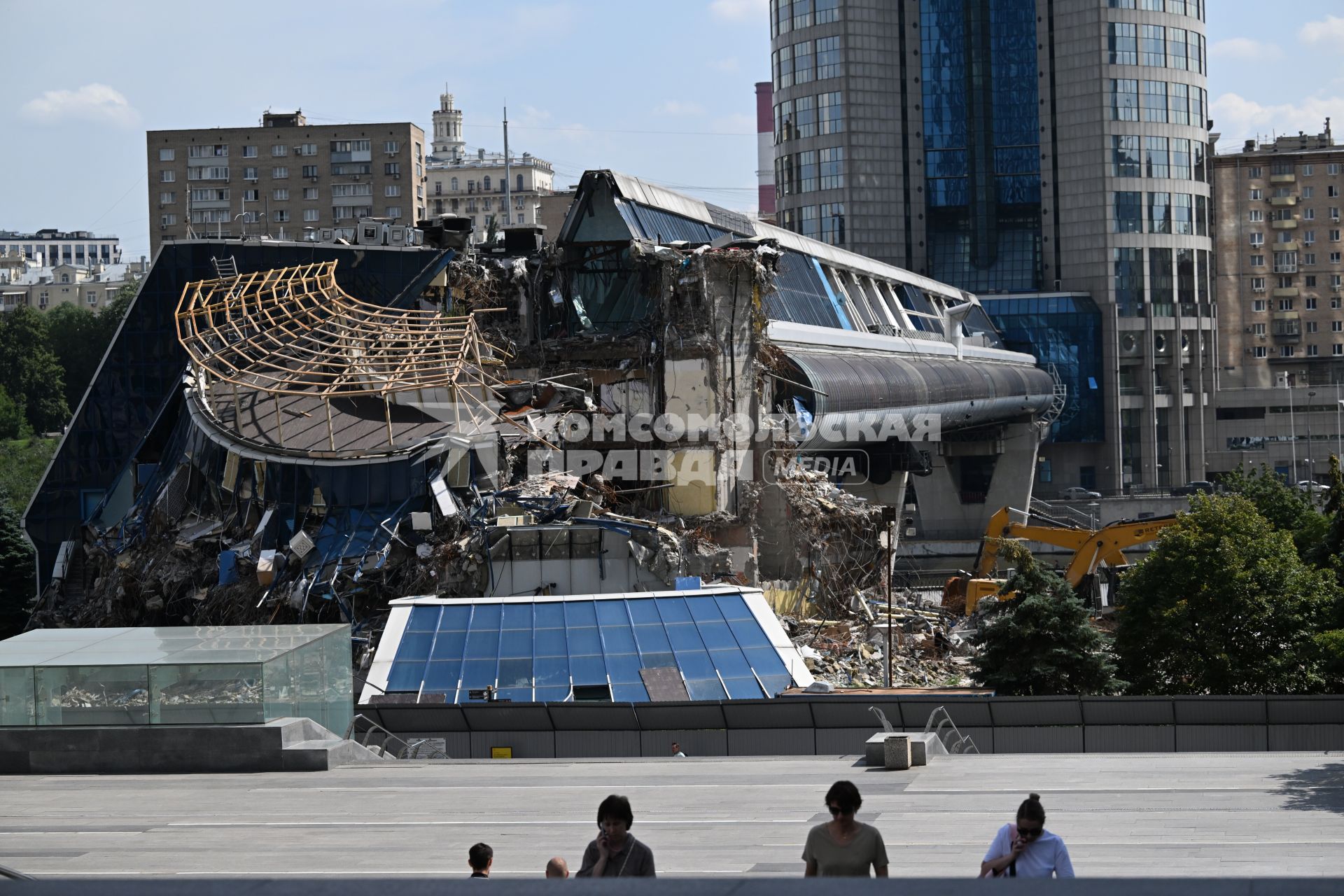 Демонтаж вестибюля моста \"Багратион\" в Москве