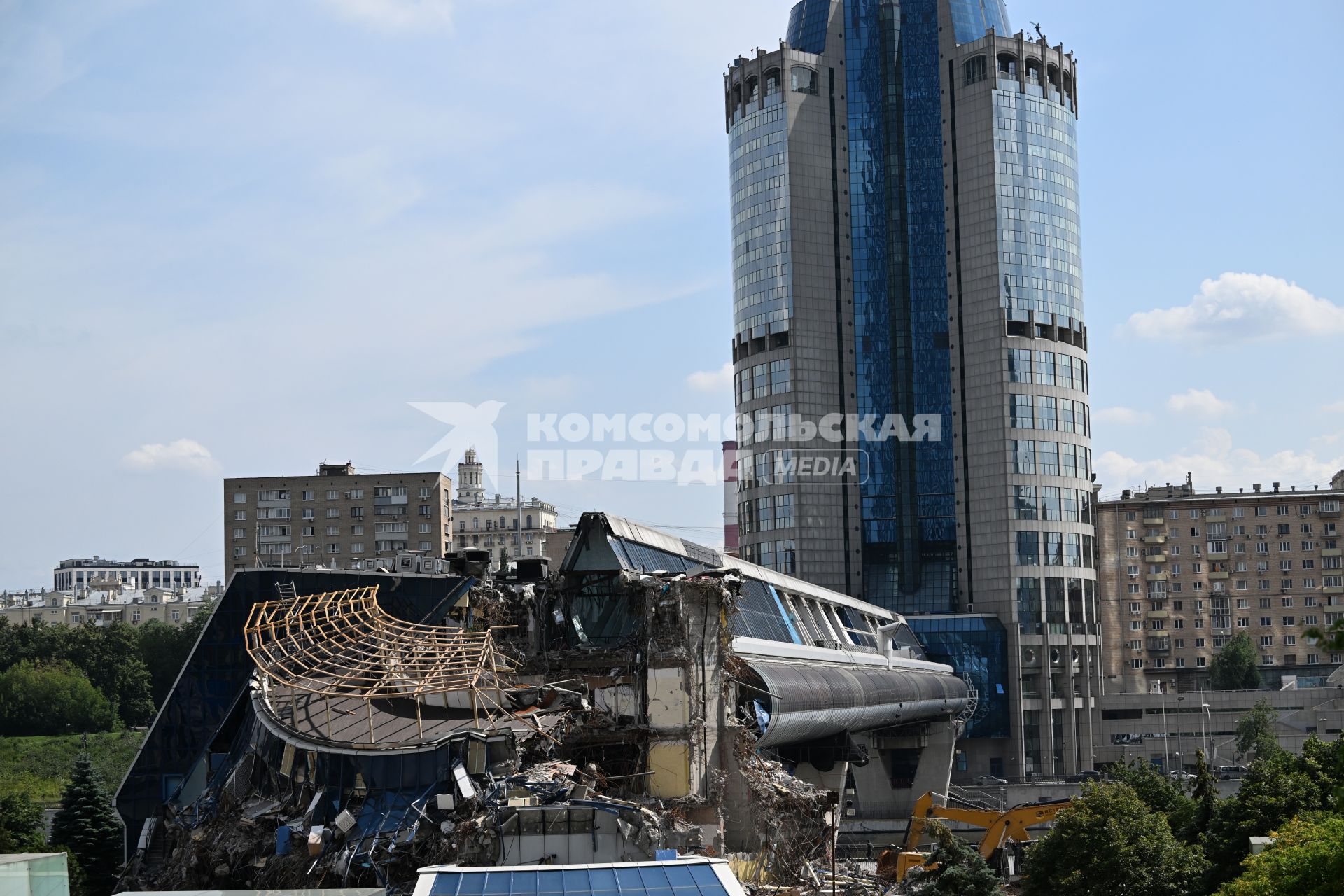 Демонтаж вестибюля моста \"Багратион\" в Москве