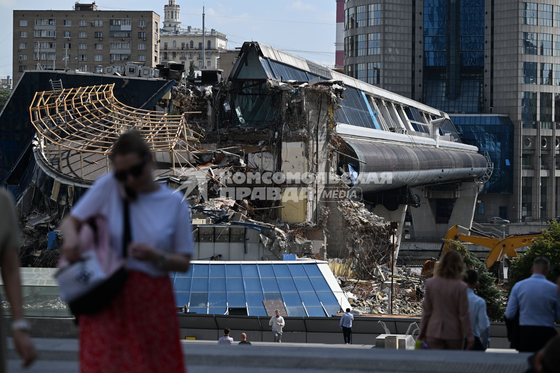 Демонтаж вестибюля моста \"Багратион\" в Москве