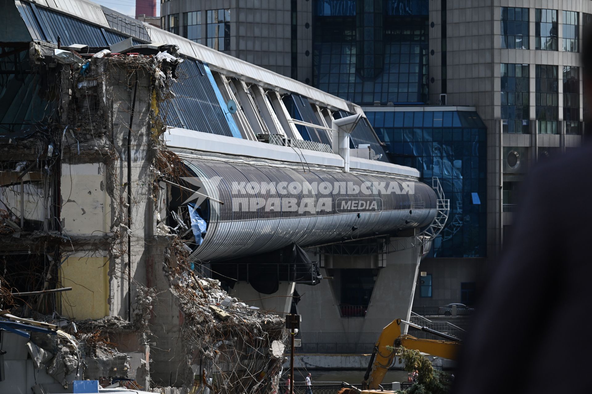Демонтаж вестибюля моста \"Багратион\" в Москве