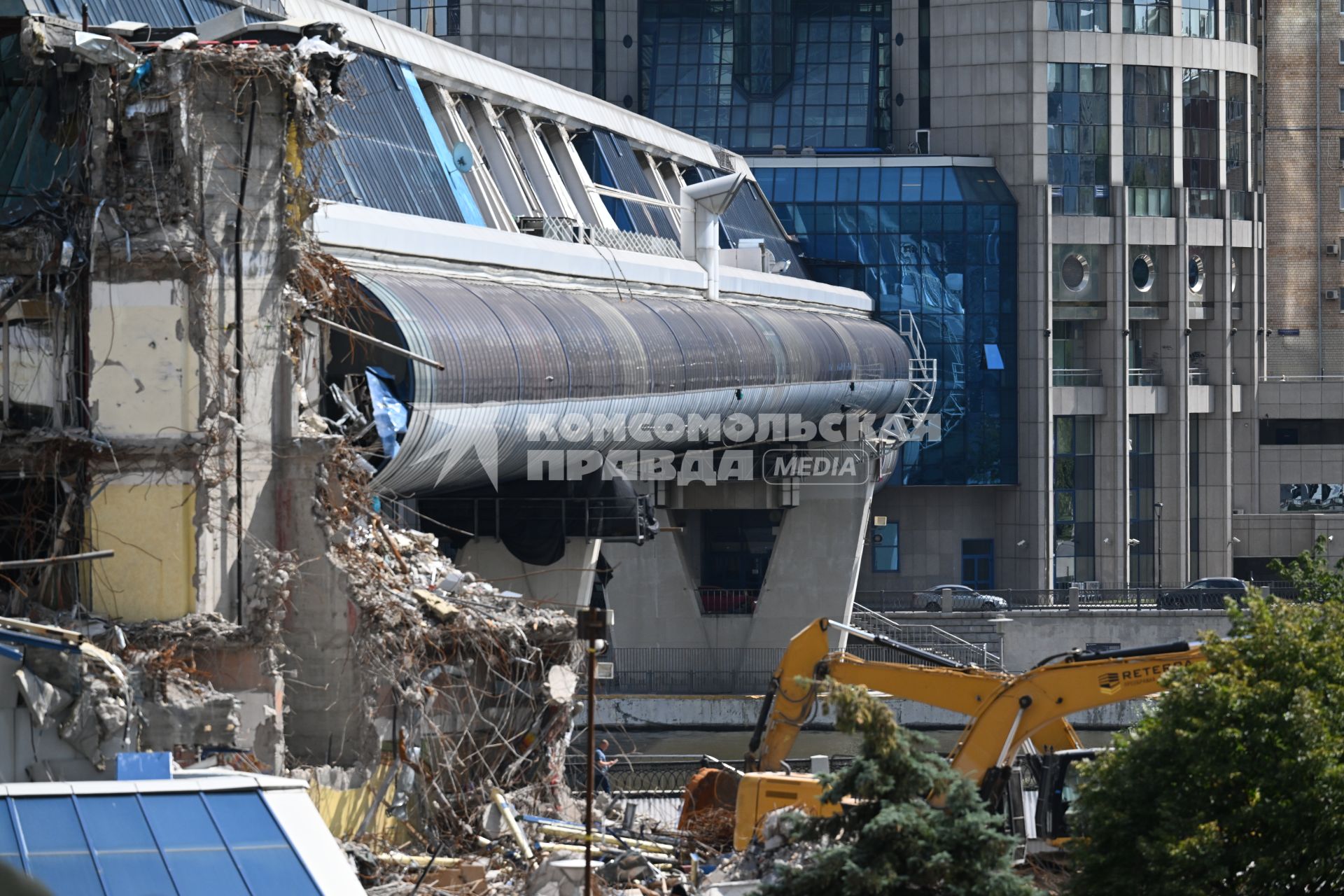 Демонтаж вестибюля моста \"Багратион\" в Москве