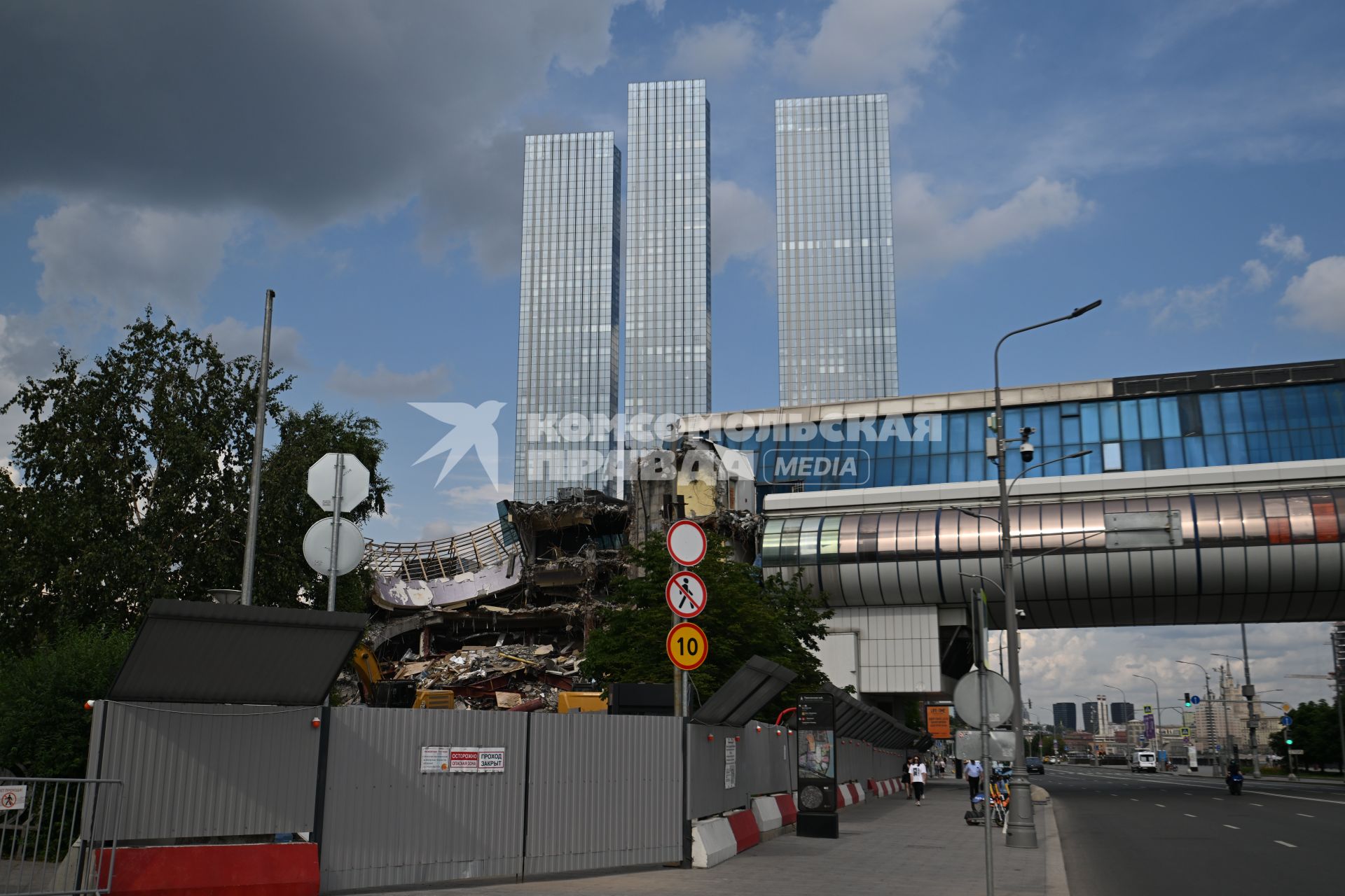 Демонтаж вестибюля моста \"Багратион\" в Москве