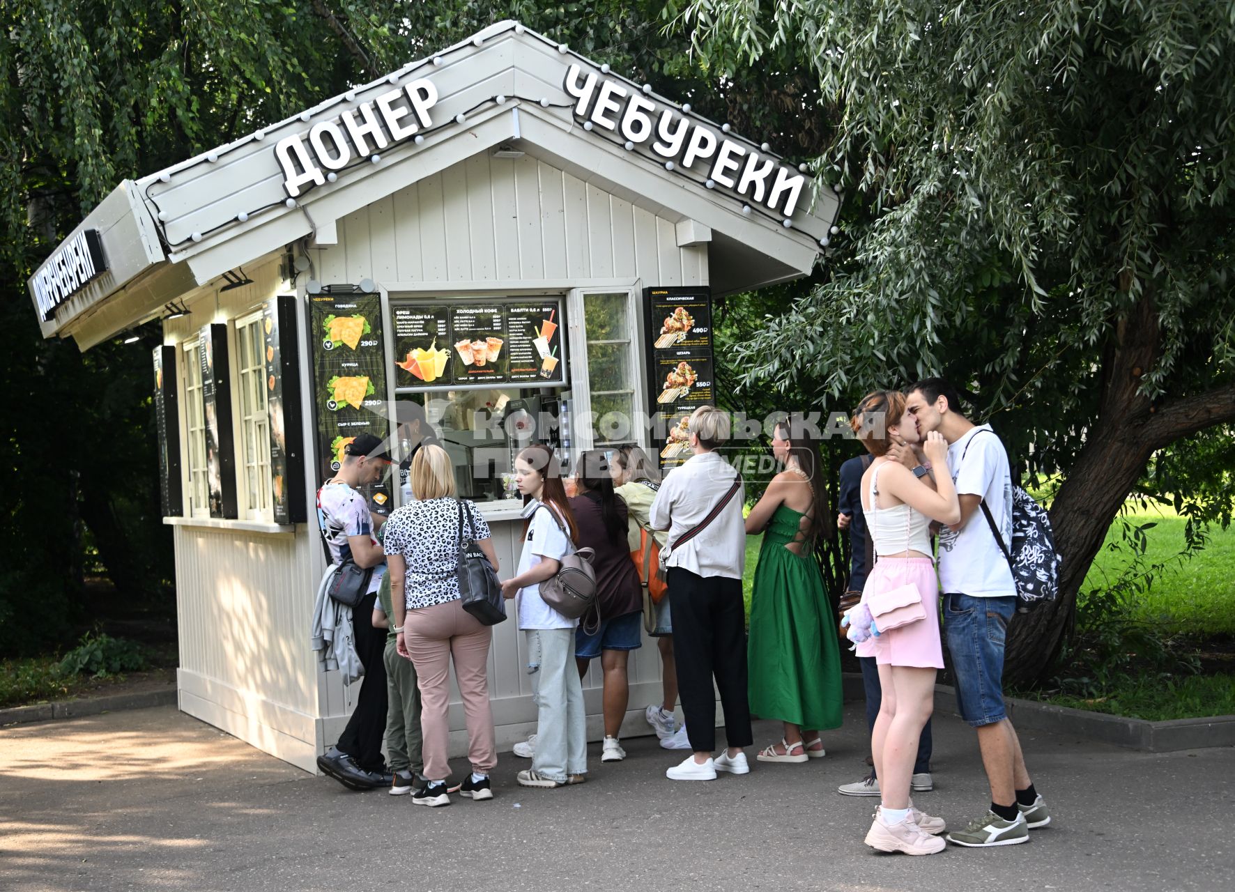 Люди отдыхают в парке Горького