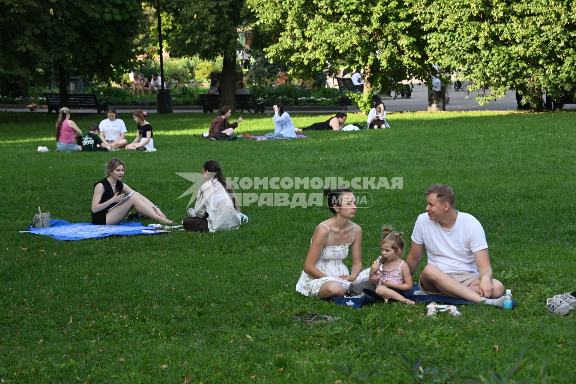 Люди отдыхают в парке Горького