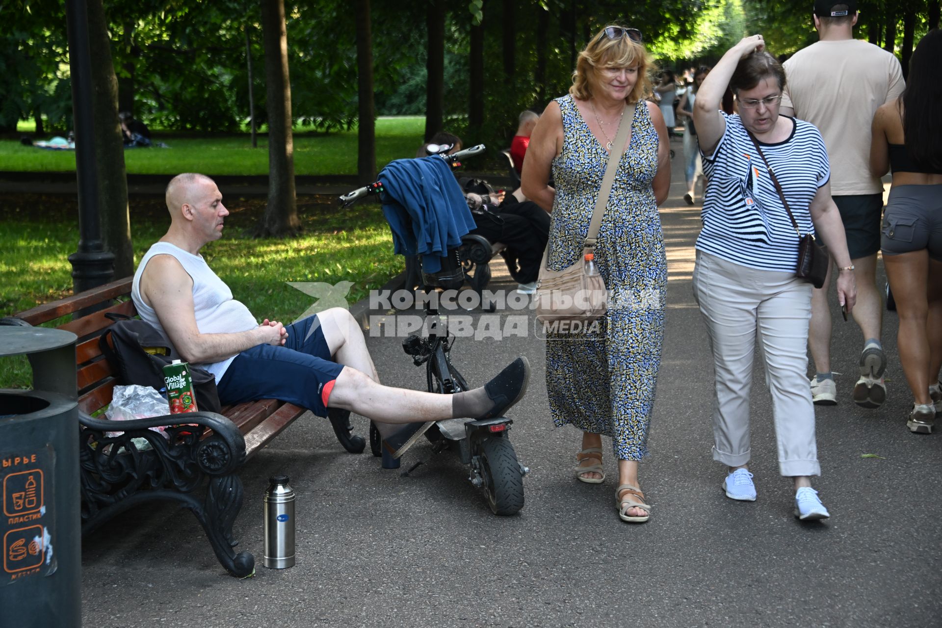 Люди отдыхают в парке Горького