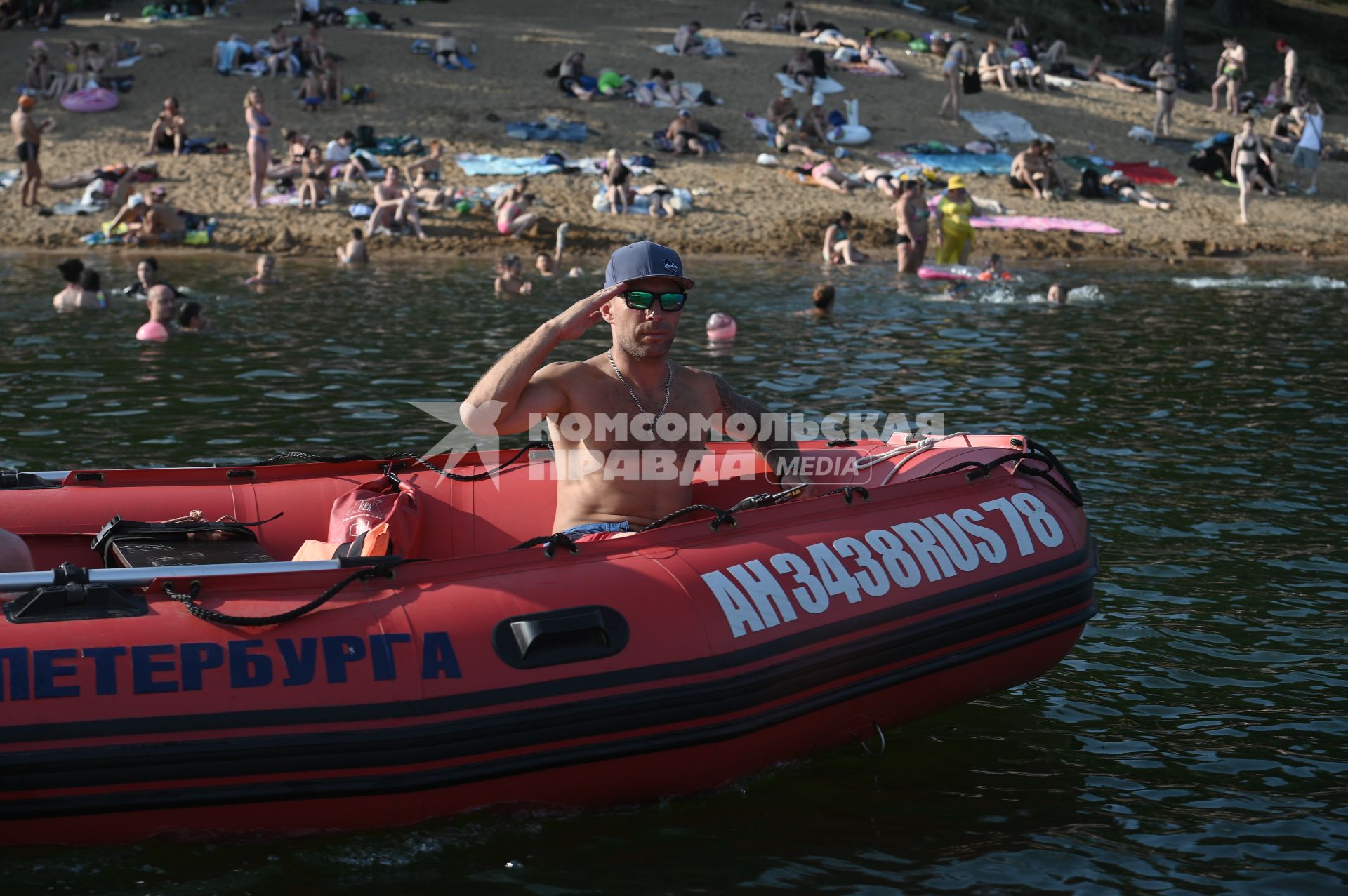 Работа спасателей на пляже в Петербурге