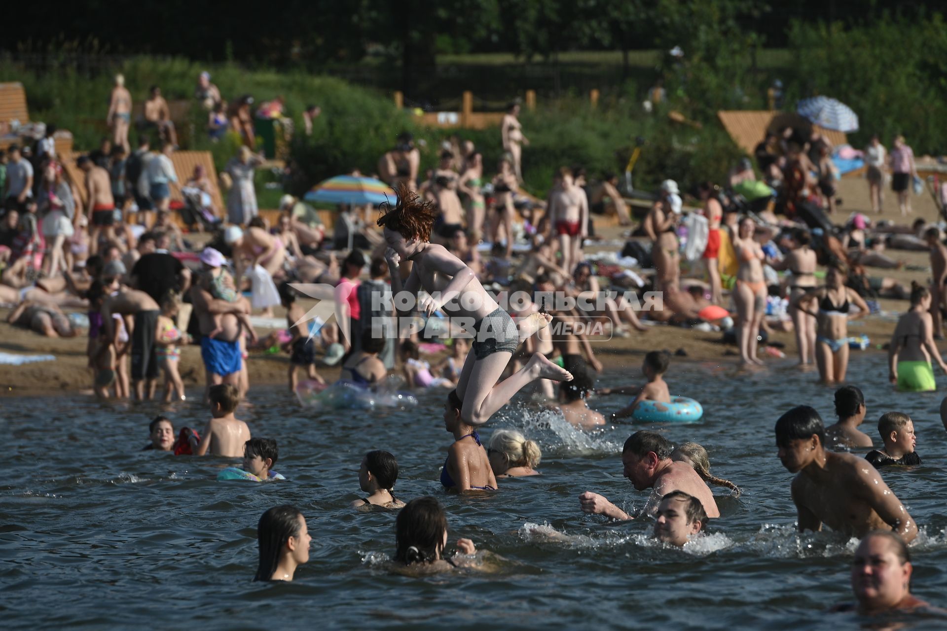 Работа спасателей на пляже в Петербурге