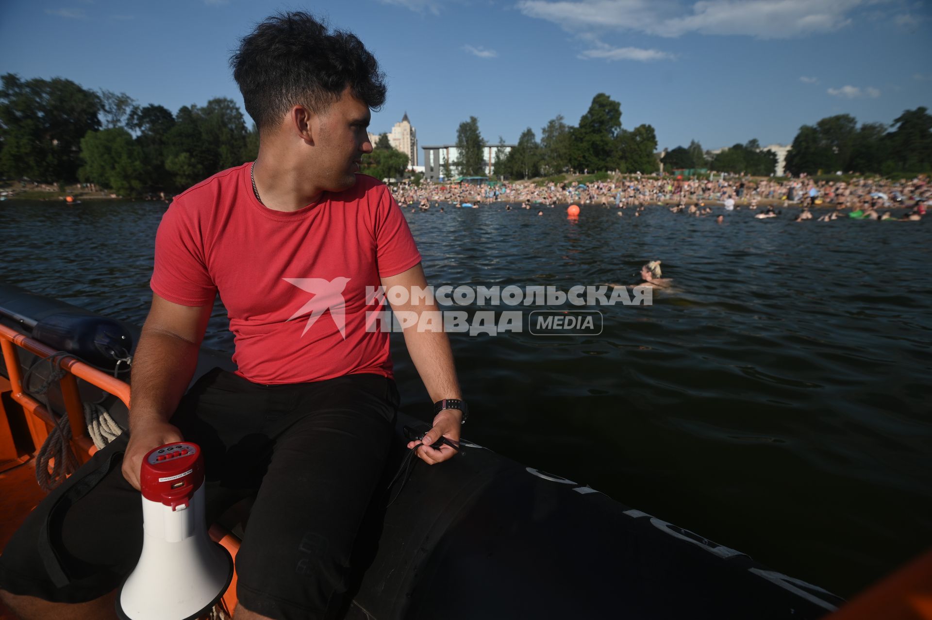 Работа спасателей на пляже в Петербурге