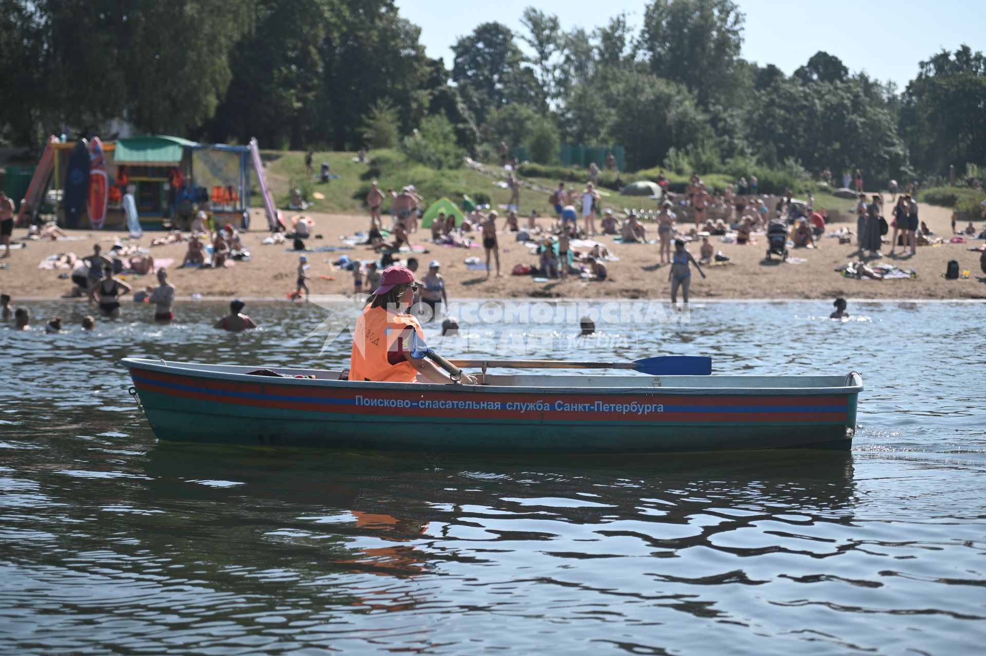 Работа спасателей на пляже в Петербурге