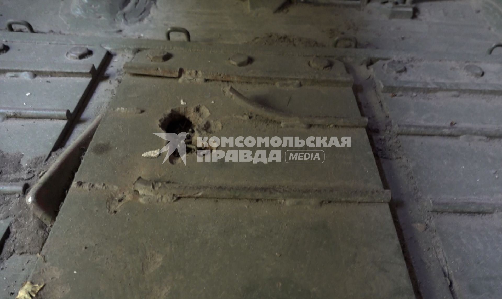 Броня танка Т-80-БВМ, пробитая дроном