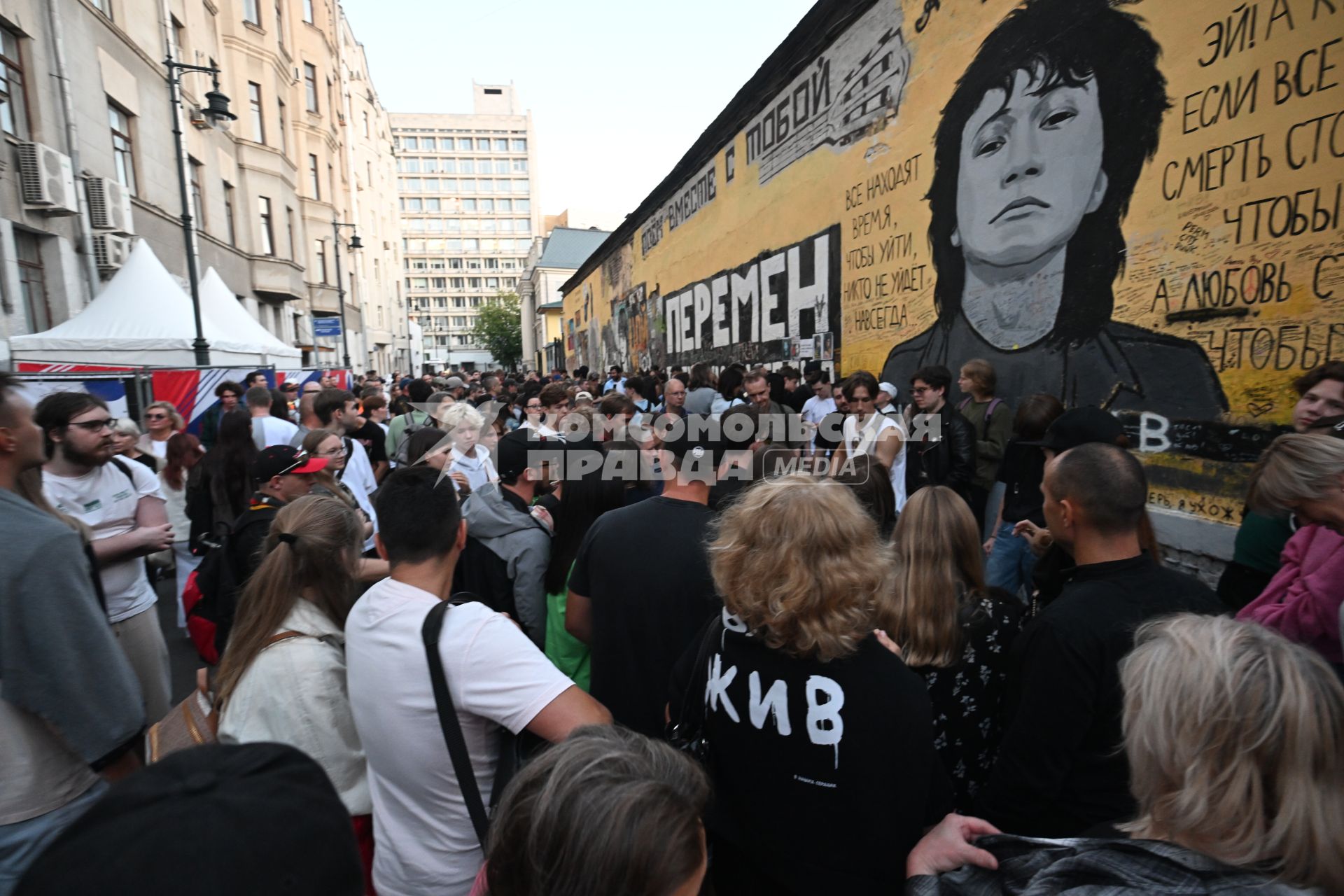 Поклонники почтили память Виктора Цоя у его стены на Арбате