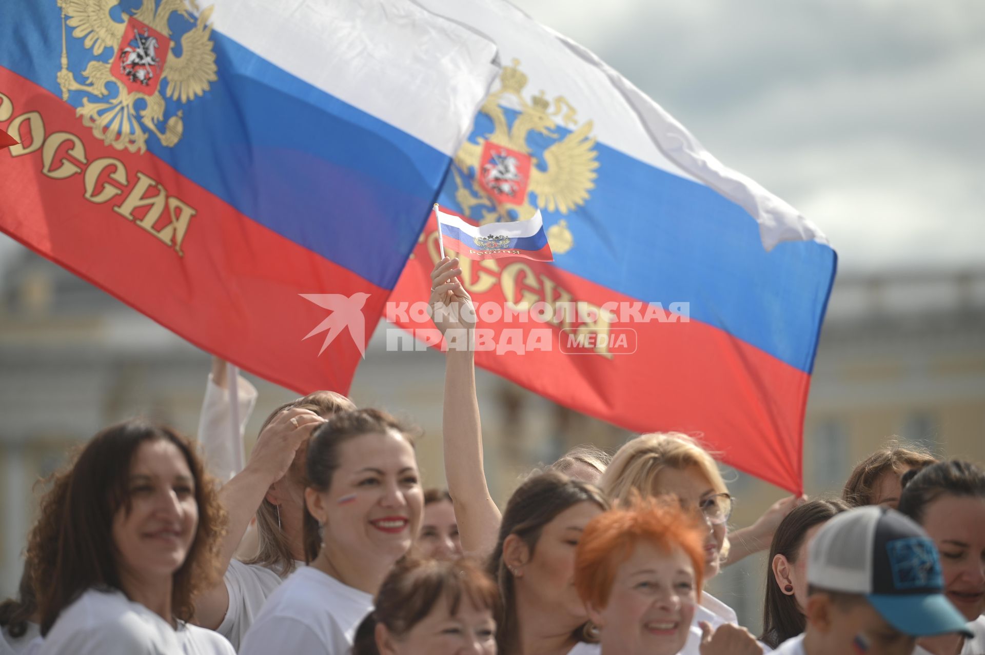 20-метровый флаг России на Дворцовой площади в Петербурге