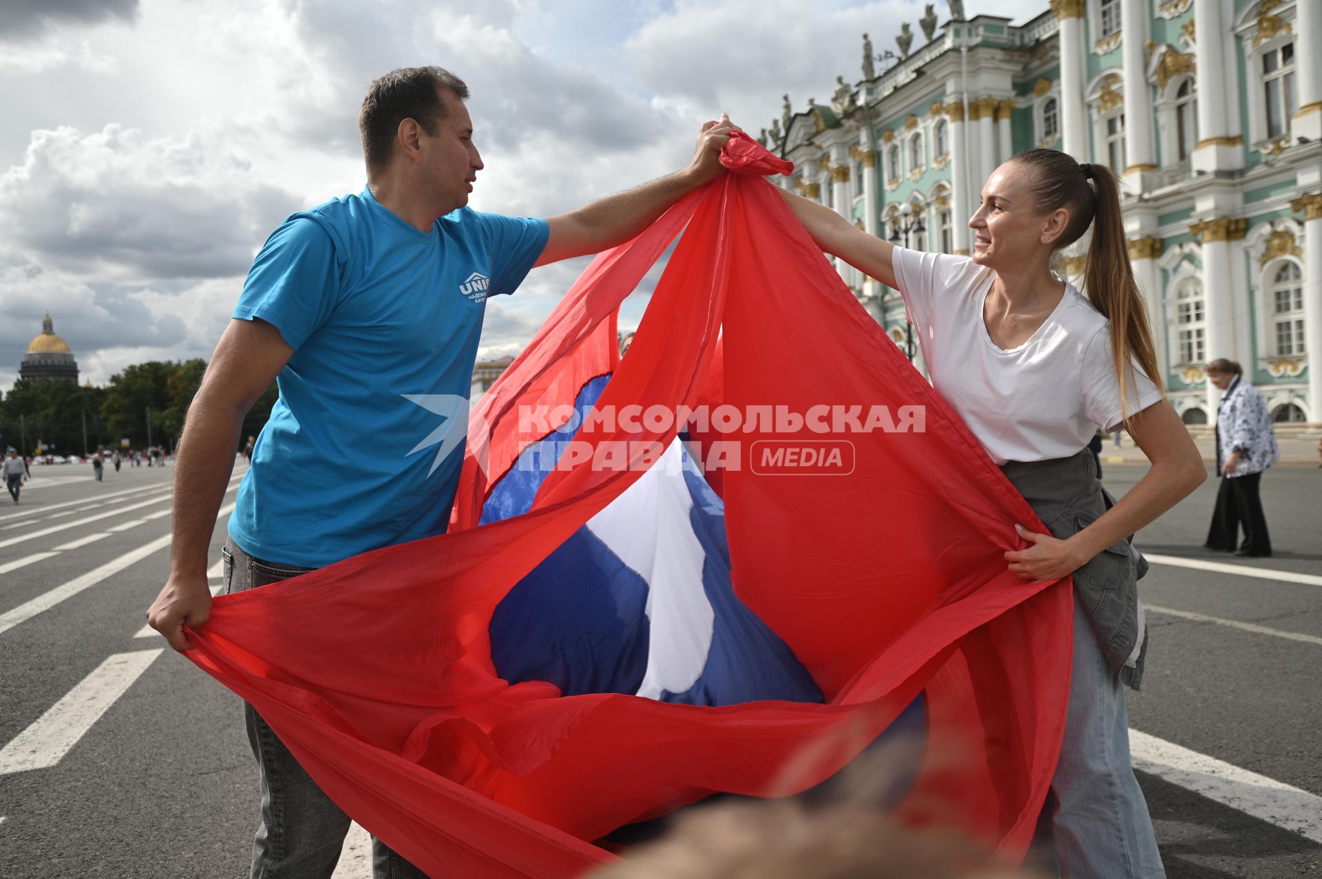 20-метровый флаг России на Дворцовой площади в Петербурге