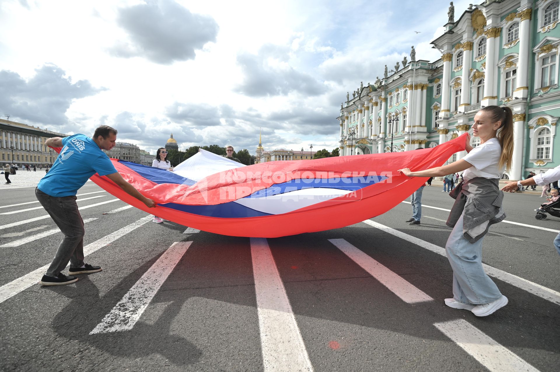 20-метровый флаг России на Дворцовой площади в Петербурге