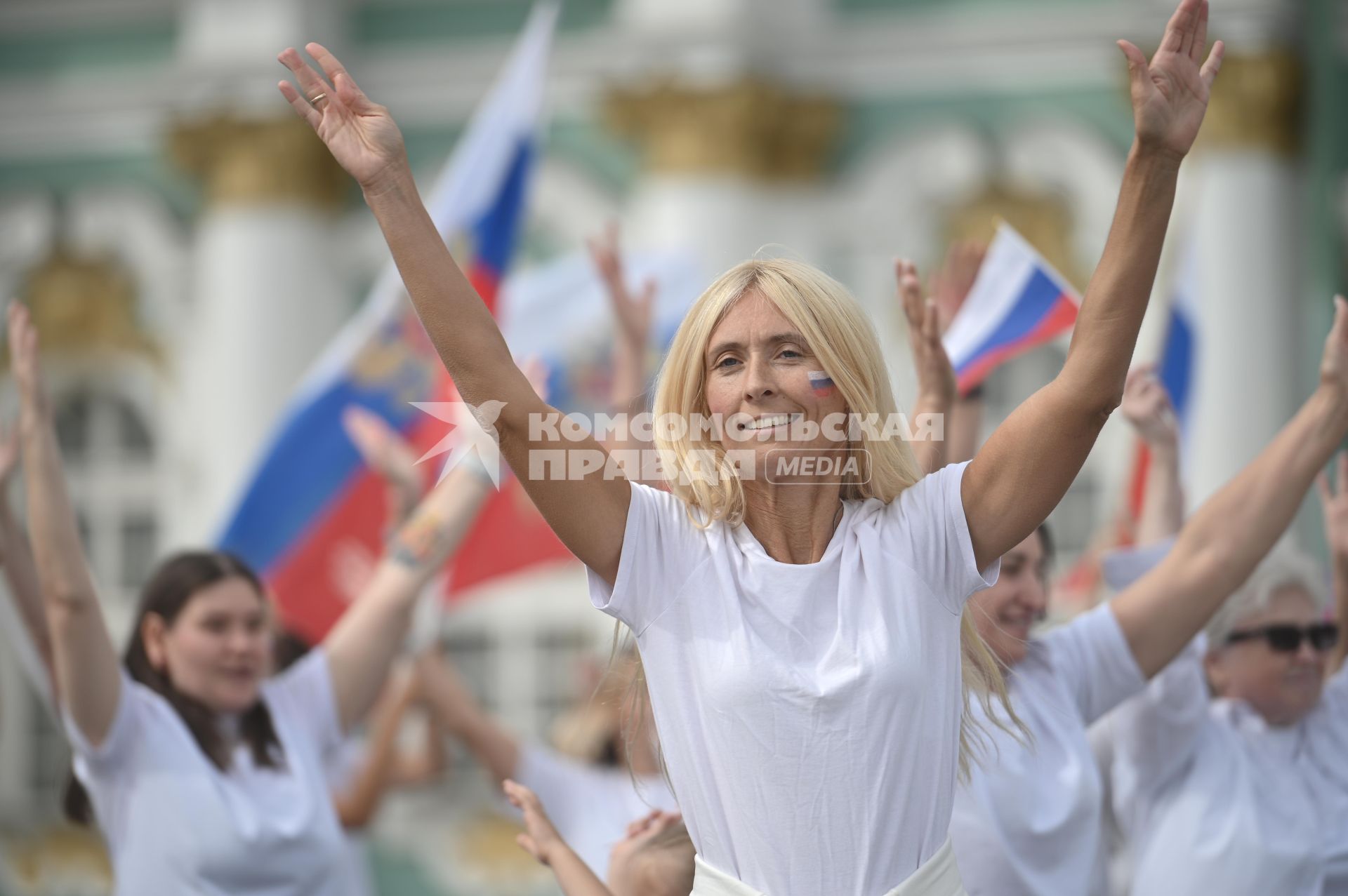 20-метровый флаг России на Дворцовой площади в Петербурге